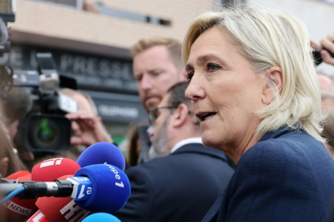 La cheffe de file du Rassemblement national  Marine Le Pen répond aux journalistes lors de sa rentrée à Hénin-Beaumont (Pas-de-Calais) le 8 septembre 2024 © Denis Charlet