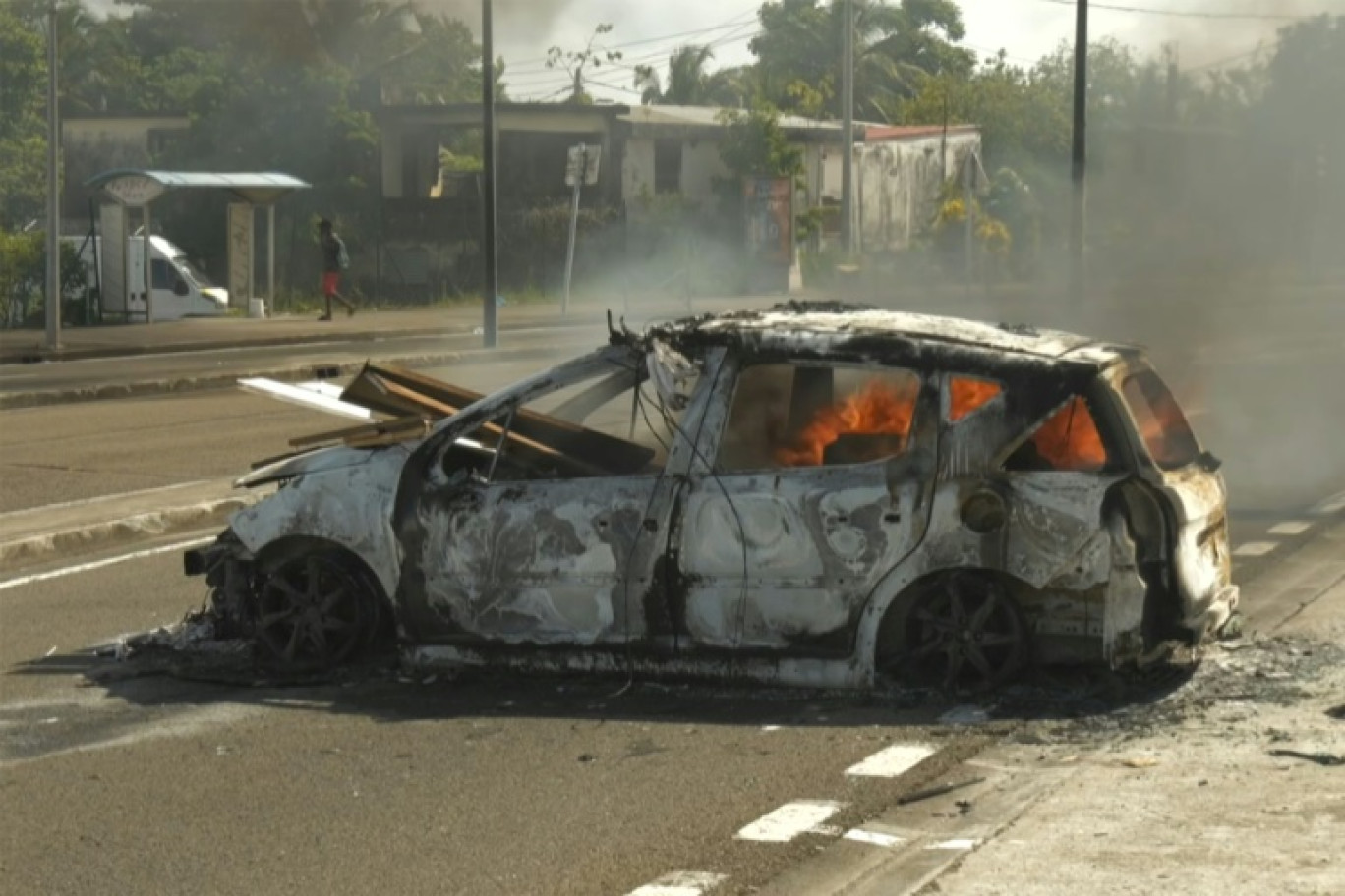 Une voiture incendiée à Fort-de-France (Martinique), le 17 septembre 2024 © Thomas THURAR