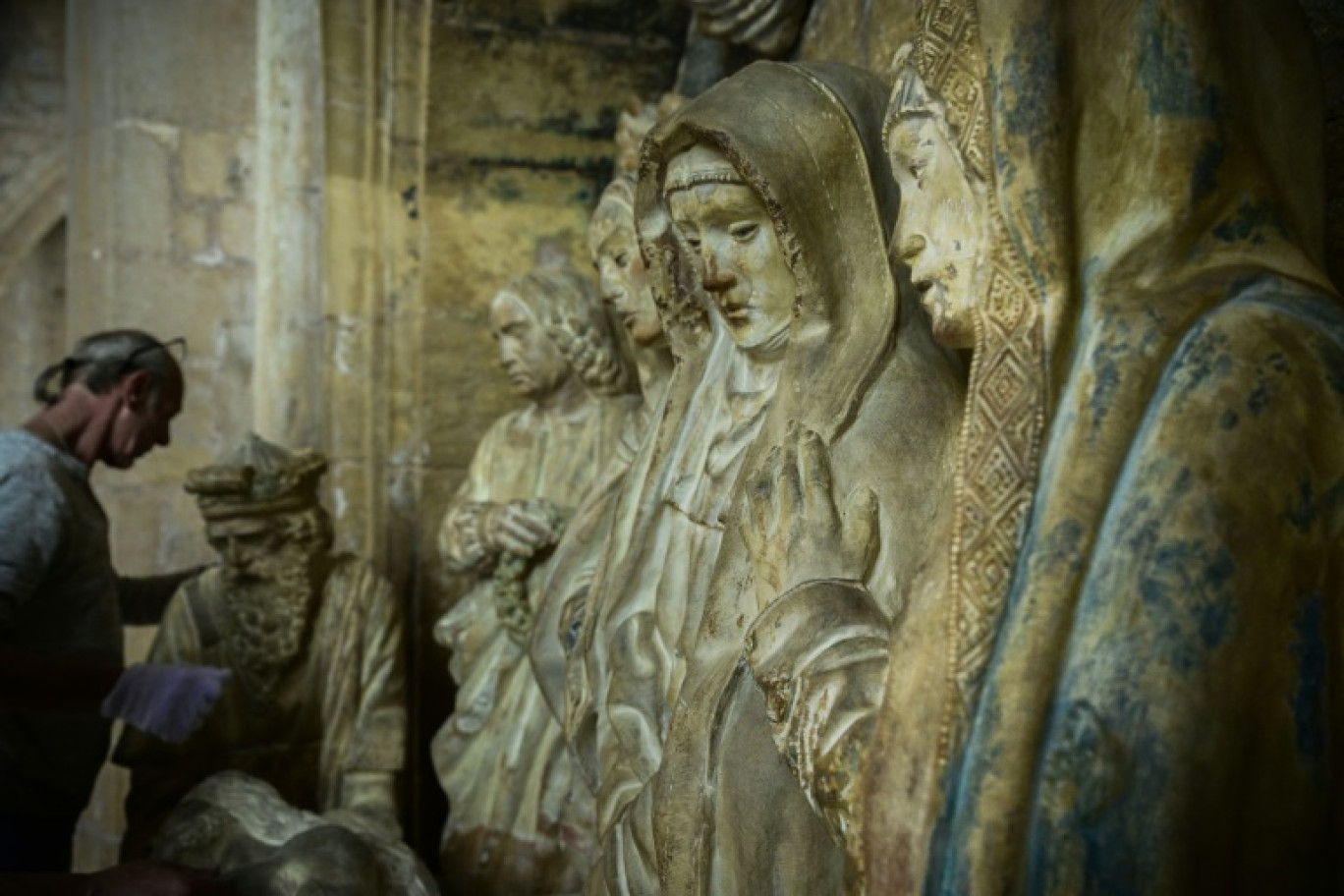 Un membre de l'Atelier des fac-similés du Périgord, connu pour avoir réalisé Lascaux IV, l'une des plus célèbres copies de grottes au monde, manipule des copies de sculptures périgourdines de la Renaissance dans la chapelle du château de Biron, le 18 septembre 2024 en Dordogne © Philippe LOPEZ