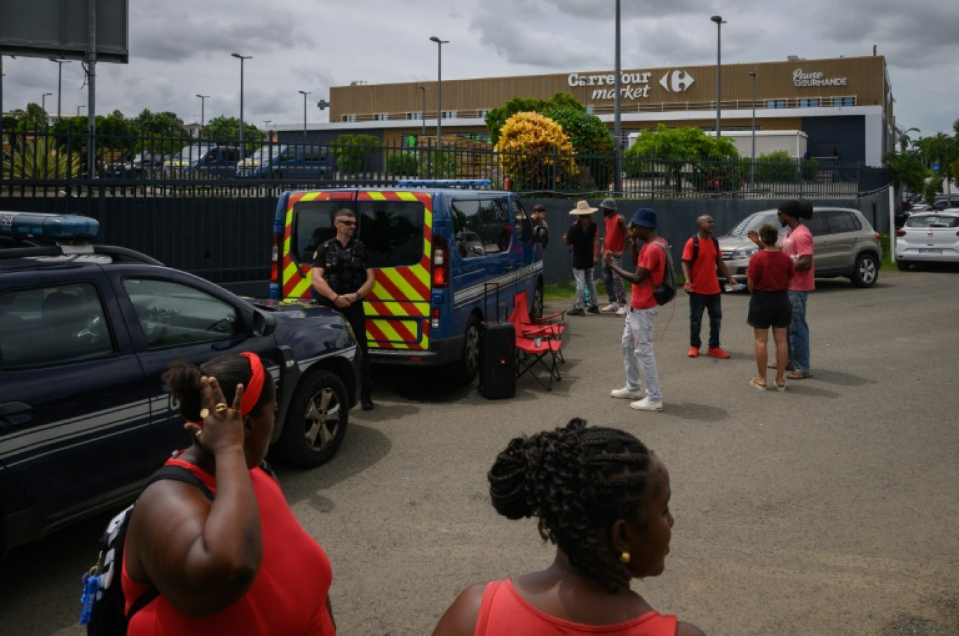 Des gendarmes postés devant un supermarché Carrefour où sont rassemblés des manifestants dans un contexte de crise de la vie chère, dans la commune du François, le 21 septembre 2024 en Martinique © Ed JONES