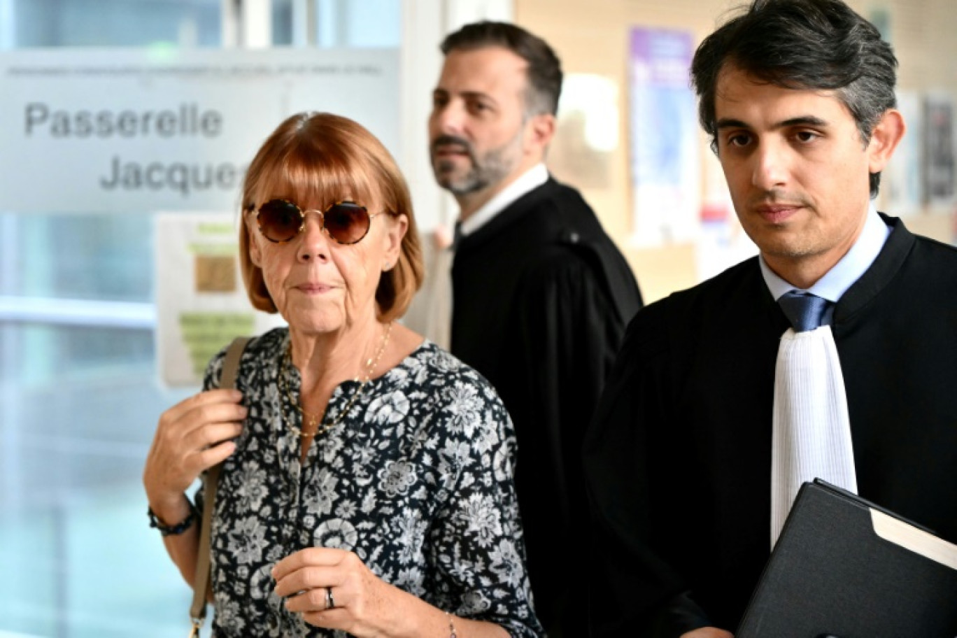 Gisèle Pelicot accompagnée de son avocat Me Stéphane Babonneau quittent la salle d'audience du tribunal d'Avignon, le 17 septembre 2024 © Christophe SIMON