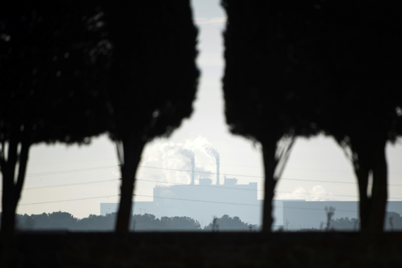 De la fumée s'échappe des cheminées d'une usine à Fos-sur-Mer, dans le sud-est de la France, le 11 janvier 2018 © BERTRAND LANGLOIS