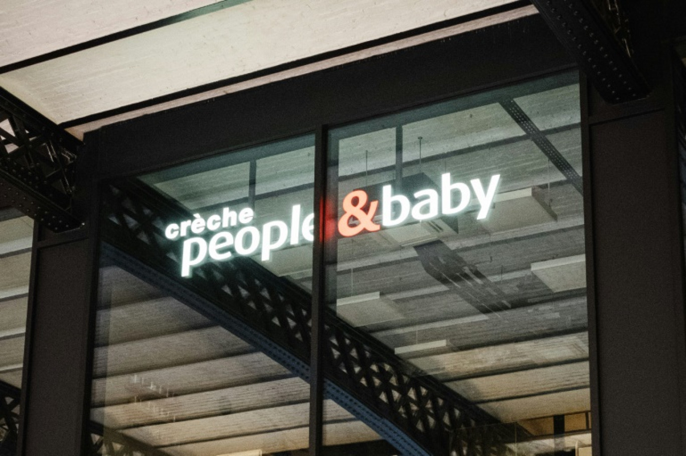 L'enseigne d'une crèche People&Baby à Paris, le 19 septembre 2024 © Dimitar DILKOFF