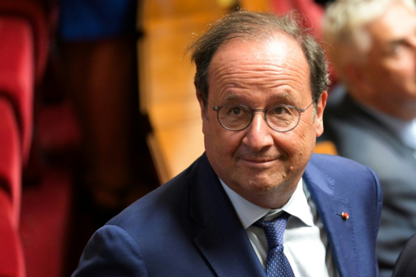 François Hollande avec des élèves à l'issue  d'une reconstitution du discours à la jeunesse de Jean Jaurès au lycée Lapérouse d'Albi, le 20 septembre 2024 © Lionel BONAVENTURE