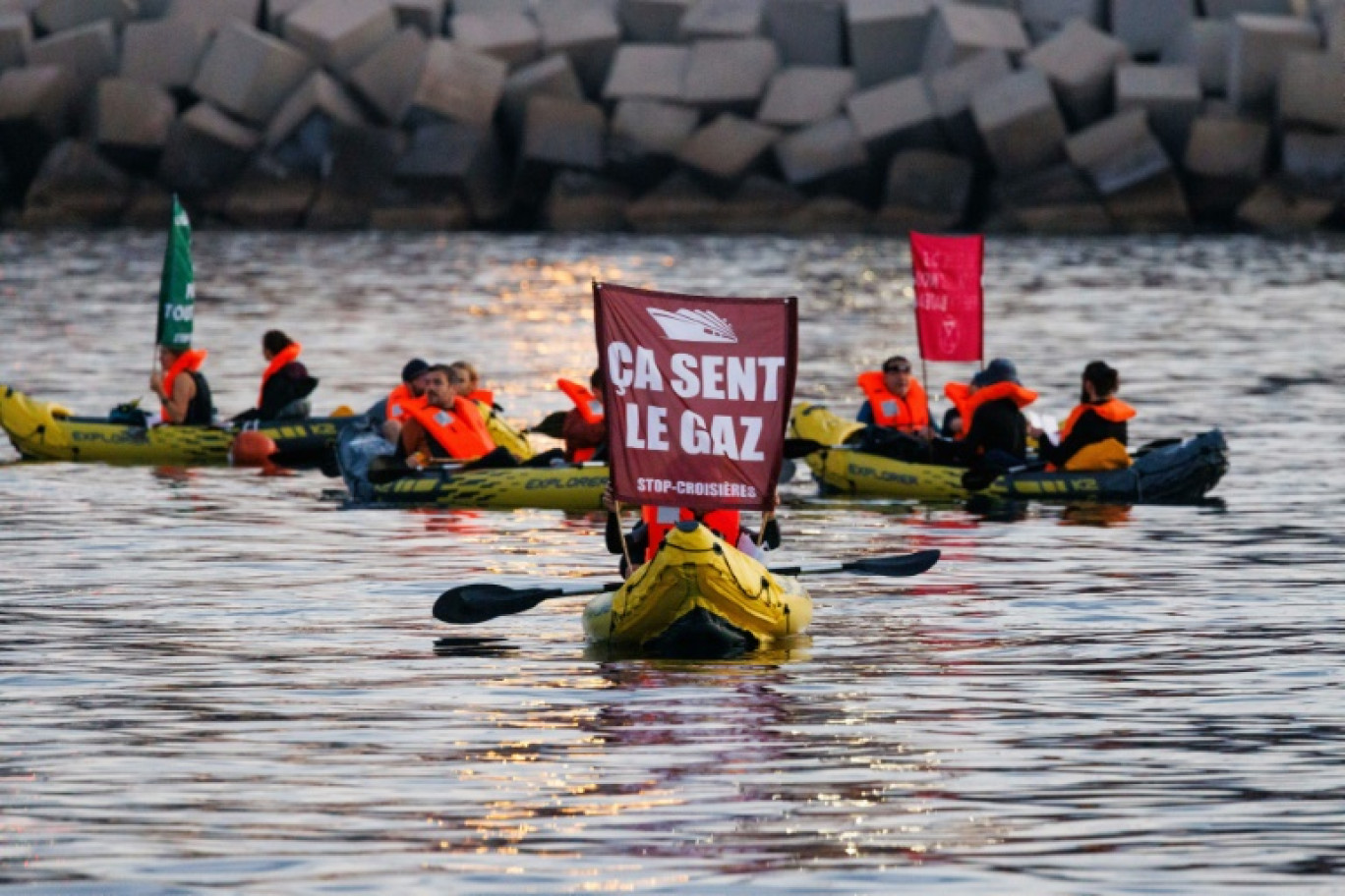 Des navires de croisière empêchés d'accoster au port de Marseille par des embarcations de militants des collectifs  Stop Croisières et Extinction Rebellion, le 21 septembre 2024 © CLEMENT MAHOUDEAU