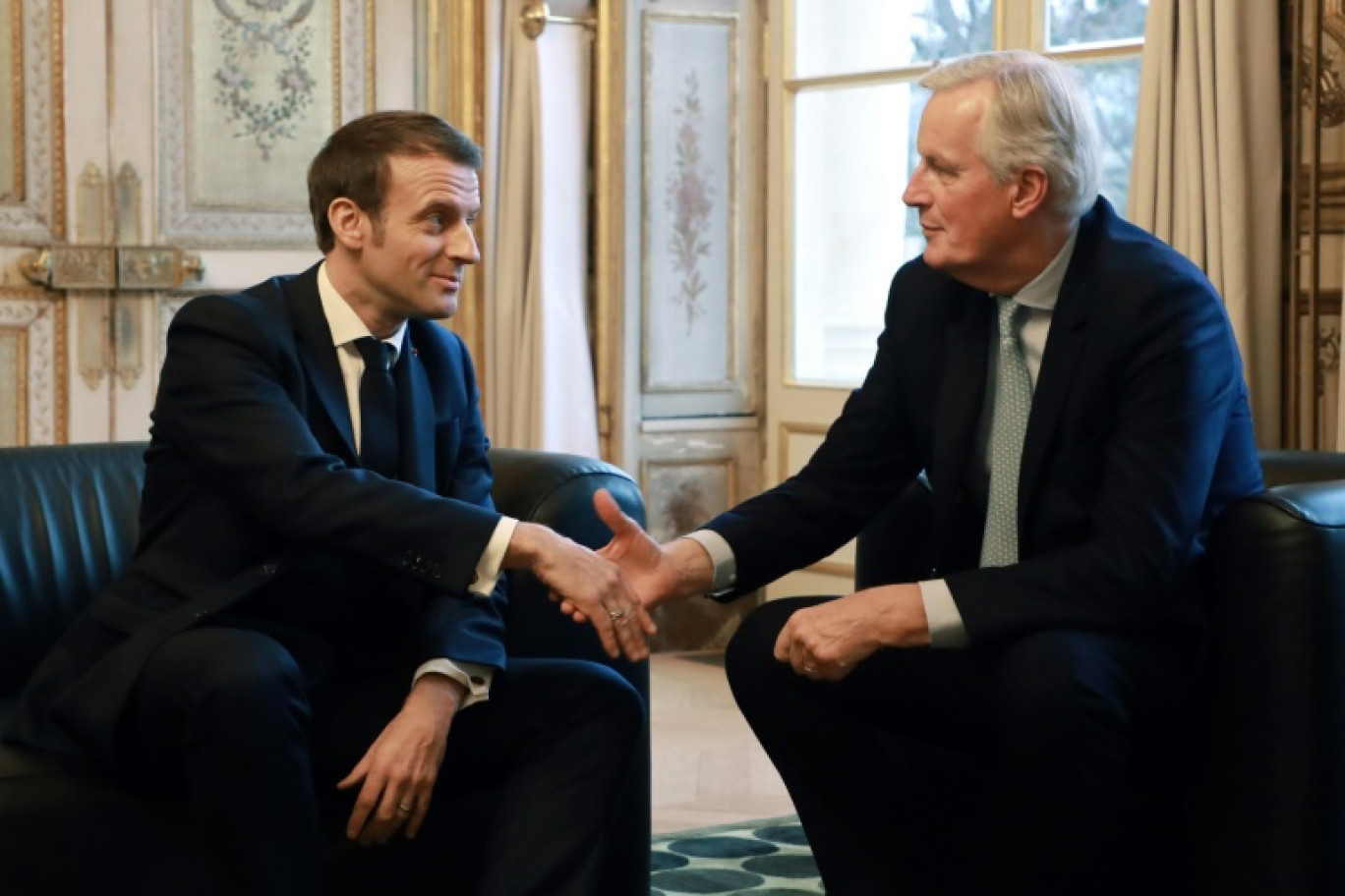 Emmanuel Macron (g) avec Michel Barnier (d), alors  Négociateur en chef de l'Union européenne chargé de la préparation des relations futures avec le Royaume-Uni, à l'Elysée le 31 janvier 2020 © Ludovic MARIN