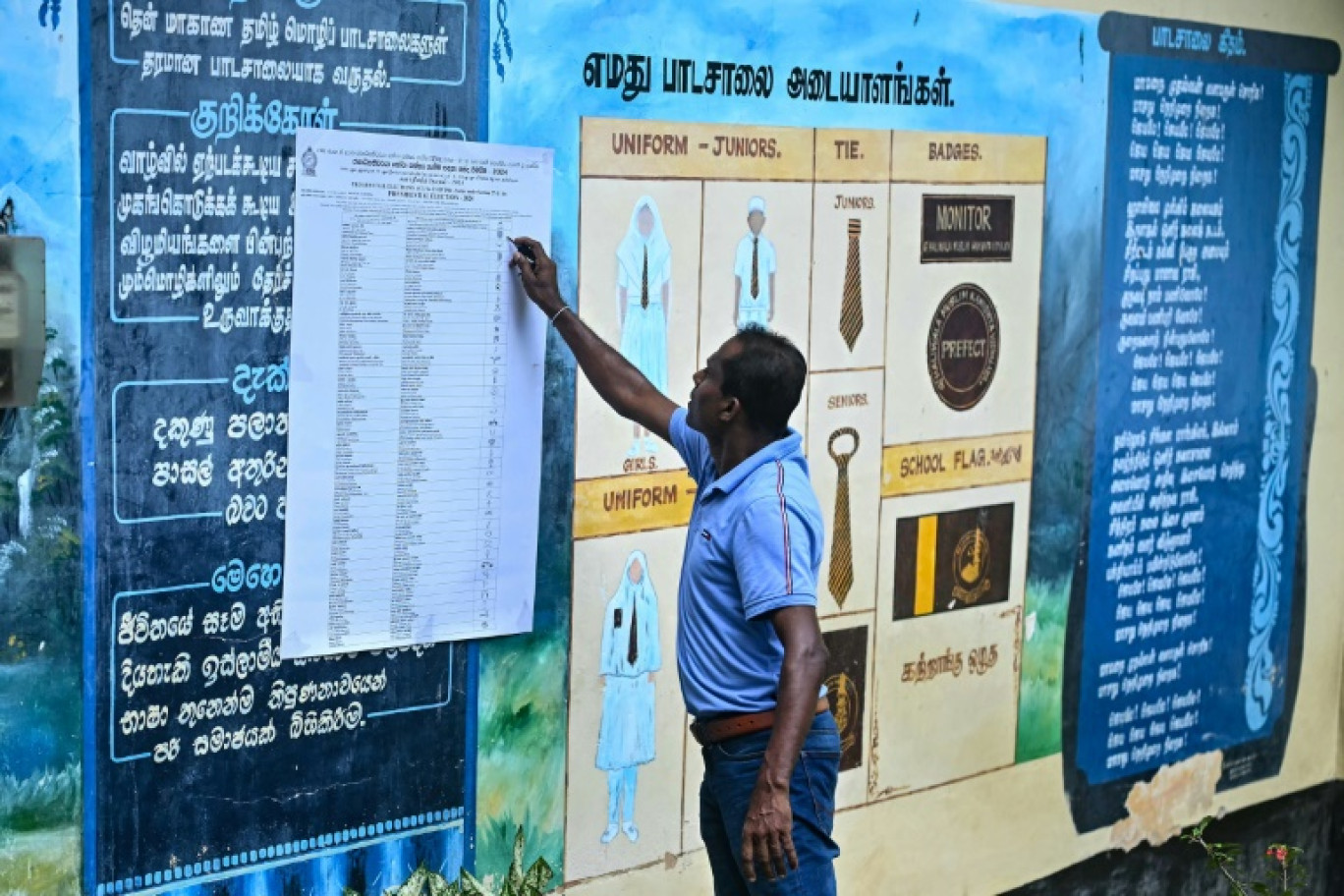 Un électeur vérifie la liste des candidats avant de voter lors de l'élection présidentielle, le 21 septembre 2024 à Galle, au Sri Lanka © IDREES MOHAMMED