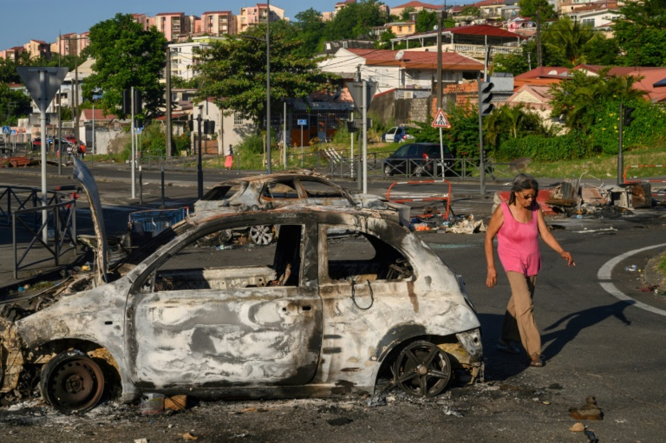 Des carcasses de voitures brûlées à Fort-de-France, le 23 septembre 2024 en Martinique © Ed JONES