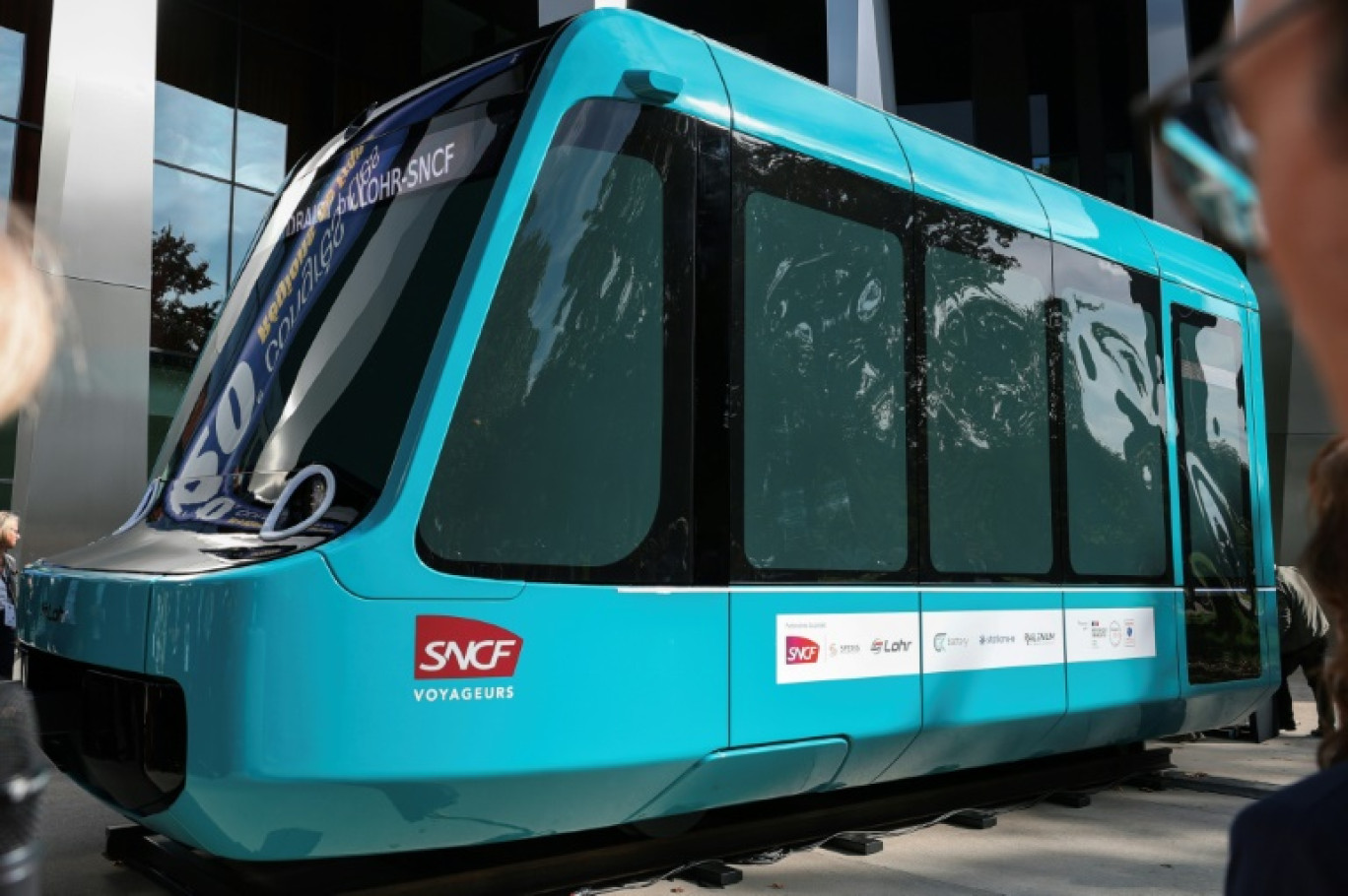 Le train à batteries électriques, baptisé "Draisy", adapté aux petites lignes rurales, dévoilé par la SNCF et l'industriel Lohr, à Strasbourg le 25 septembre 2024 © Abdesslam MIRDASS