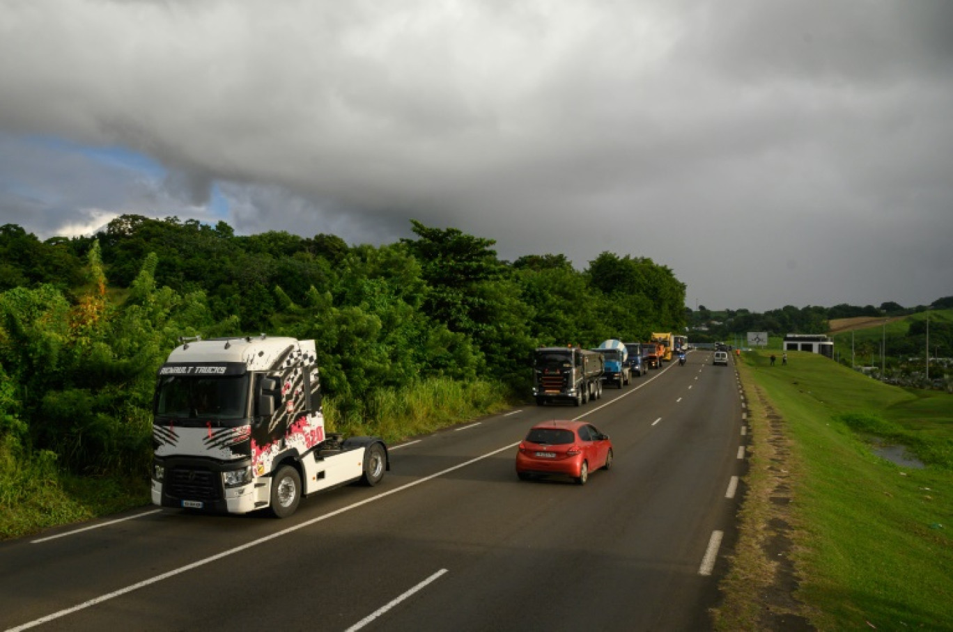 Des chauffeurs de poids lourd  lors d'une opération de protestation le 24 septembre 2024, à La Trinité, en Martinique © Ed JONES