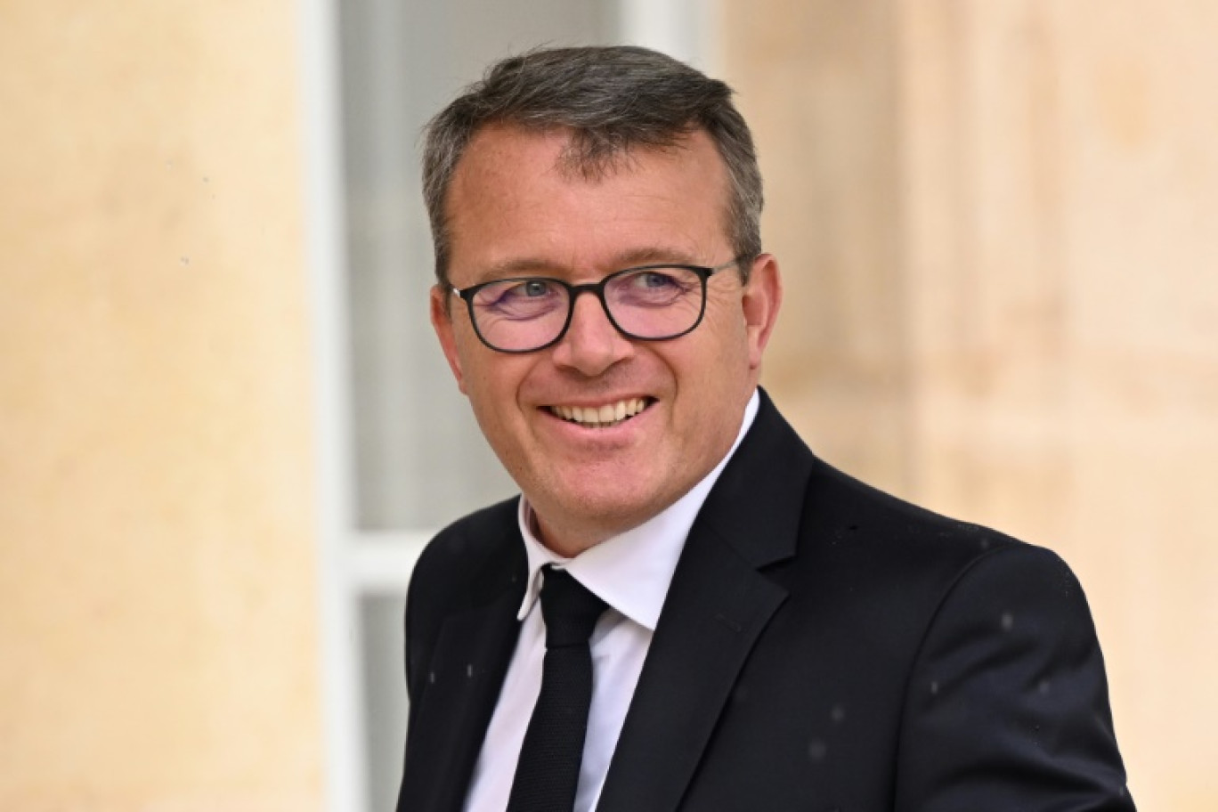 Le nouveau ministre délégué aux Transports François Durovray arrive à la première réunion du gouvernement Barnier à Paris le 23 septembre 2024 © Bertrand GUAY