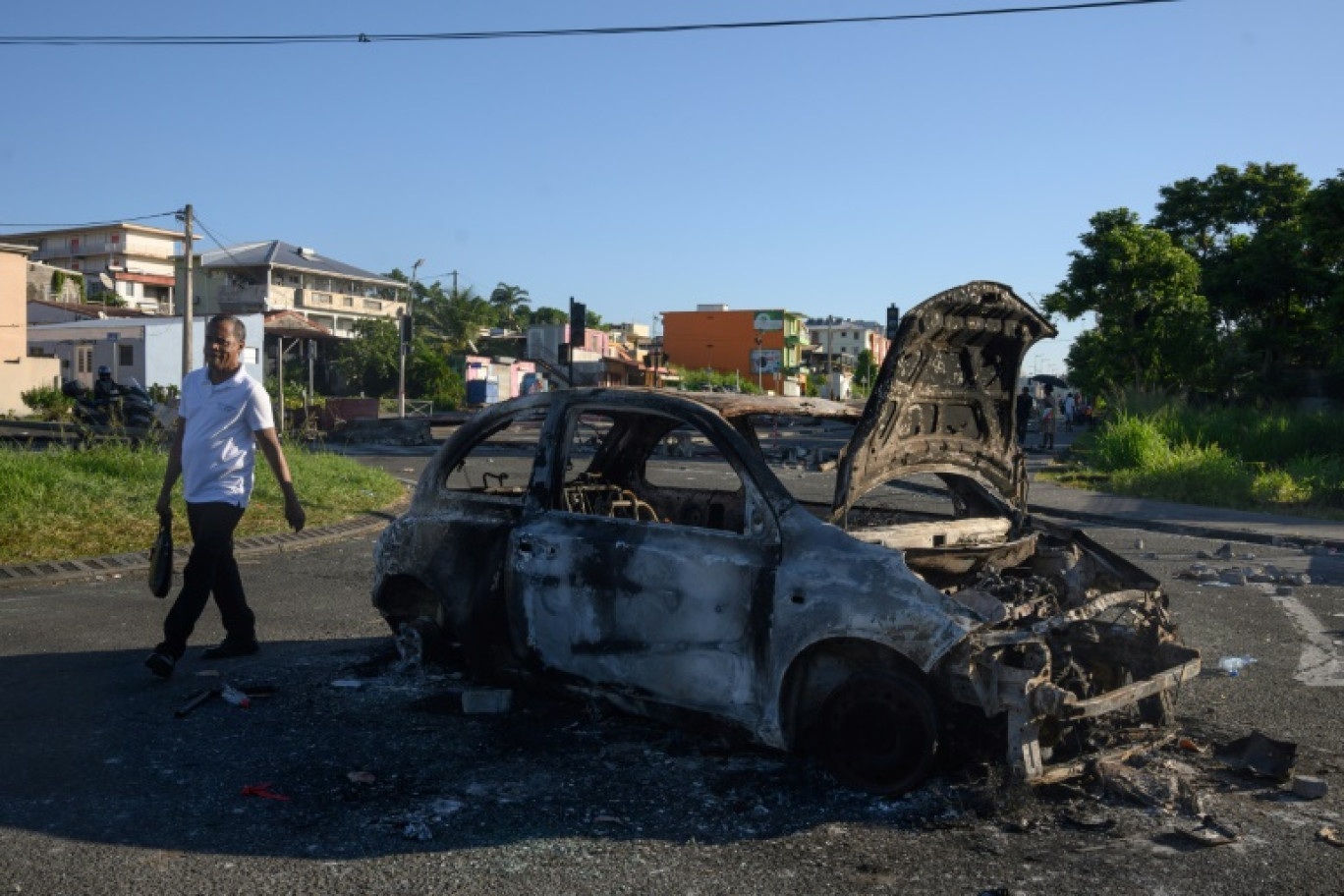 Une voiture incendiée à Fort-de-France, en Martinique, théâtre de violences dans un contexte de mobilisation contre la vie chère, le 23 septembre 2024 © Ed JONES