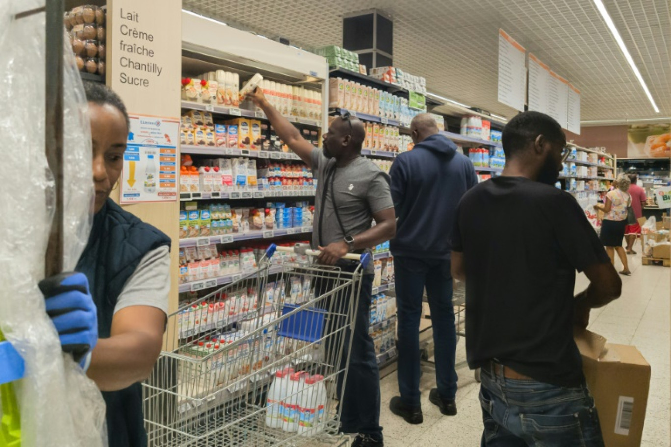 Des clients cherchent des produits dans un supermarché près de Fort-de-France, en Martinique, le 23 septembre 2024 © Ed JONES