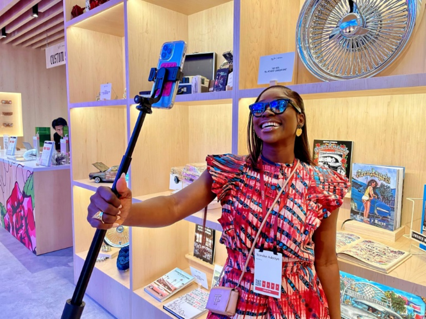 La créatrice de contenus Tomike Adeoyea teste des lunettes Ray-Ban connectées lors de l'événement annuel de Meta à Menlo Park, aux Etats-Unis, le 24 septembre 2024 © Julie JAMMOT