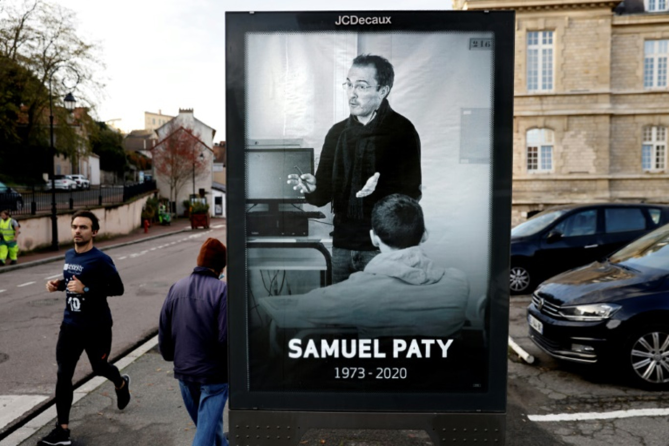 Une photo du professeur Samuel Paty affichée dans le centre-ville de Conflans-Sainte-Honorine, dans les Yvelines, le 3 novembre 2020 pour lui rendre hommage après son assassinat par un jeune islamiste radicalisé le 16 octobre 2020 © Thomas COEX