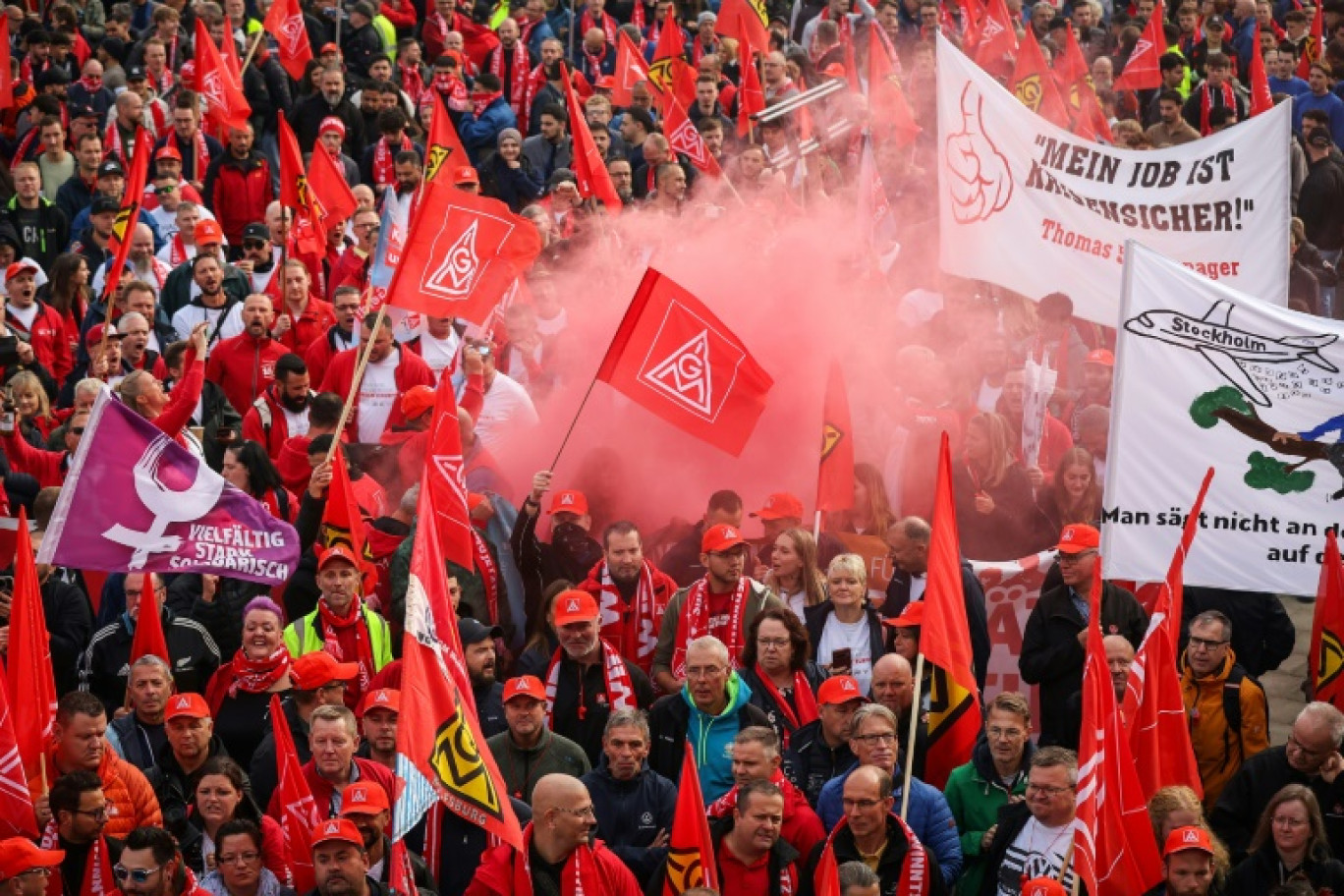 Rassemblement à l'appel du syndicat IG Metall devant le centre de conférence où la direction de Volkswagen et les représentants des salariés négocient, à Hanovre, le 25 septembre 2024 © RONNY HARTMANN