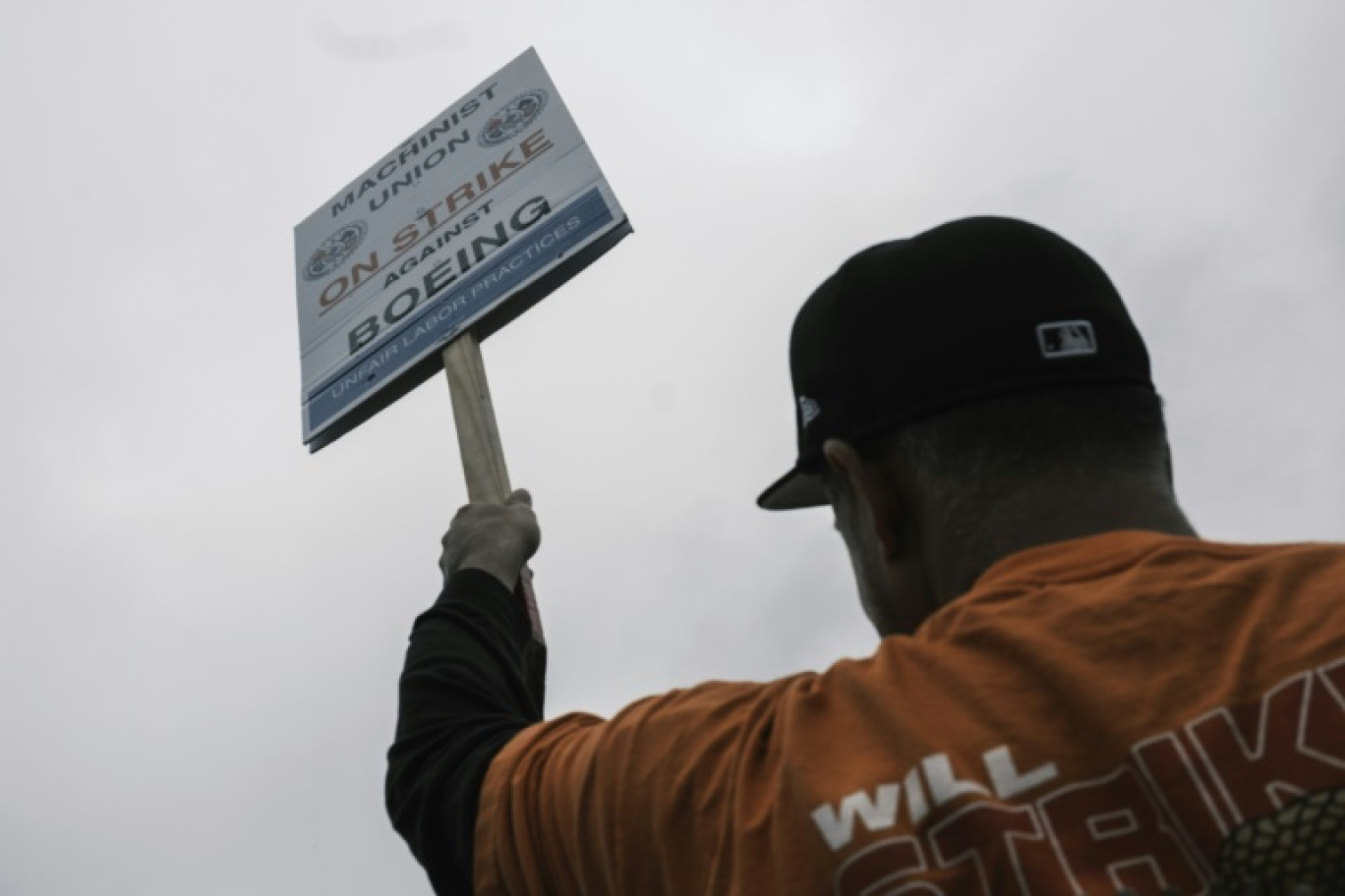 Un employé gréviste de Boeing devant un site de l'avionneur à Portland, le 19 septembre 2024 dans l'Oregon © Jordan GALE