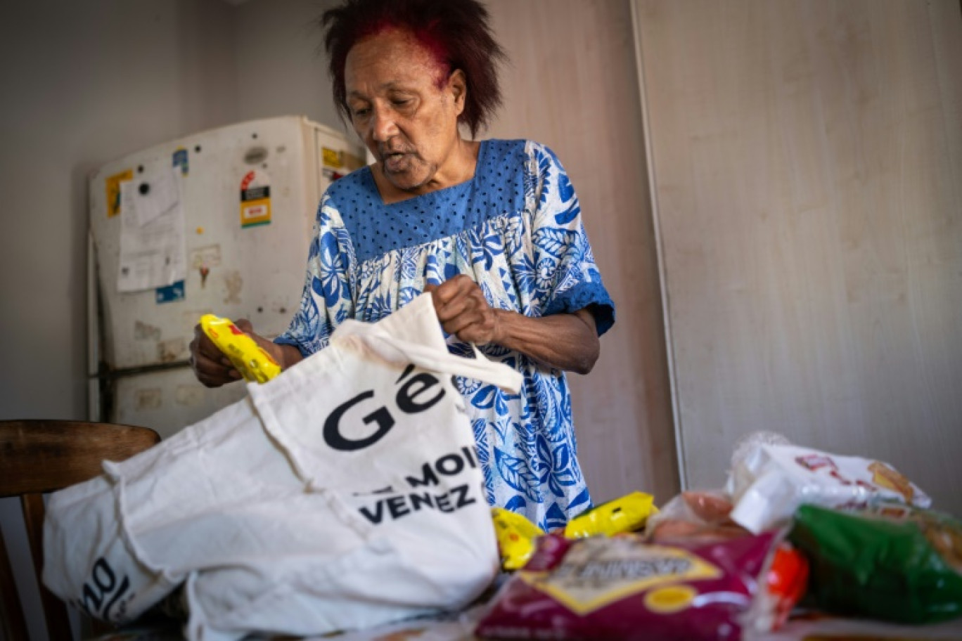 Josette Kiki décharge un sac de nourriture dans sa cuisine, dans le quartier de Rivière-Salée à Nouméa, en Nouvelle-Calédonie, le 26 septembre 2024 © SEBASTIEN BOZON