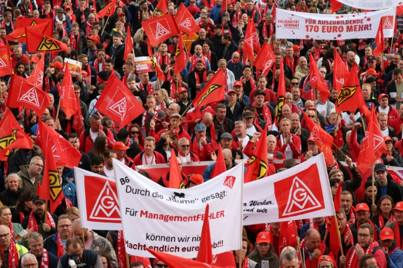 Rassemblement à l'appel du syndicat IG Metall devant le centre de conférence où la direction de Volkswagen et les représentants des salariés négocient, à Hanovre, le 25 septembre 2024 © Ronny HARTMANN