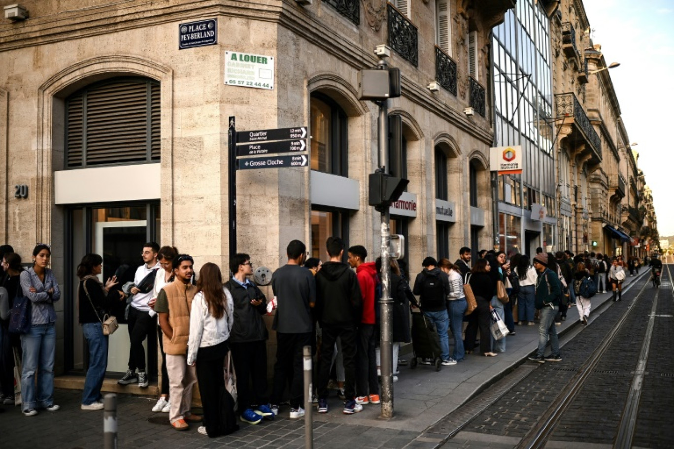 Des étudiants patientent le 24 septembre 2024 à Bordeaux pour recevoir un colis d'aide alimentaire © Christophe ARCHAMBAULT