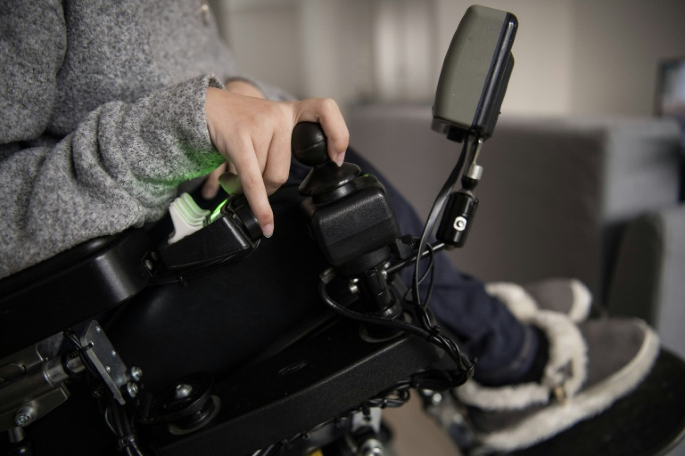 Une femme handicapée manoeuvre son fauteuil électrique à Paris, le 18 janvier 2018 © CHRISTOPHE ARCHAMBAULT