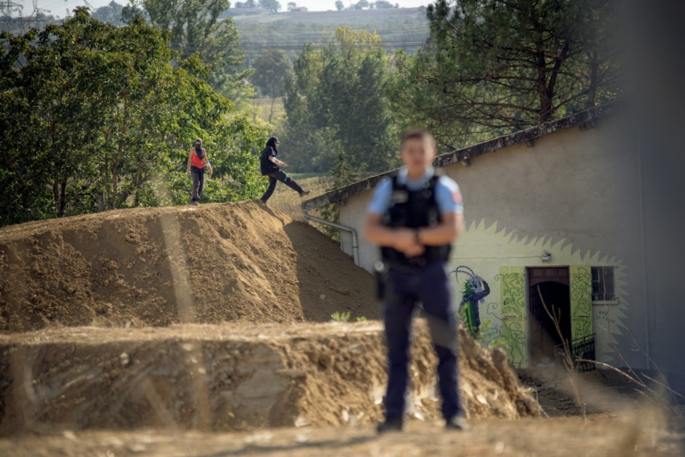 Des opposants à l'A69 grimpent sur une maison pour occuper le toit, à Verfeil, en Haute-Garonne, le 25 septembre 2024 © IDRISS BIGOU-GILLES