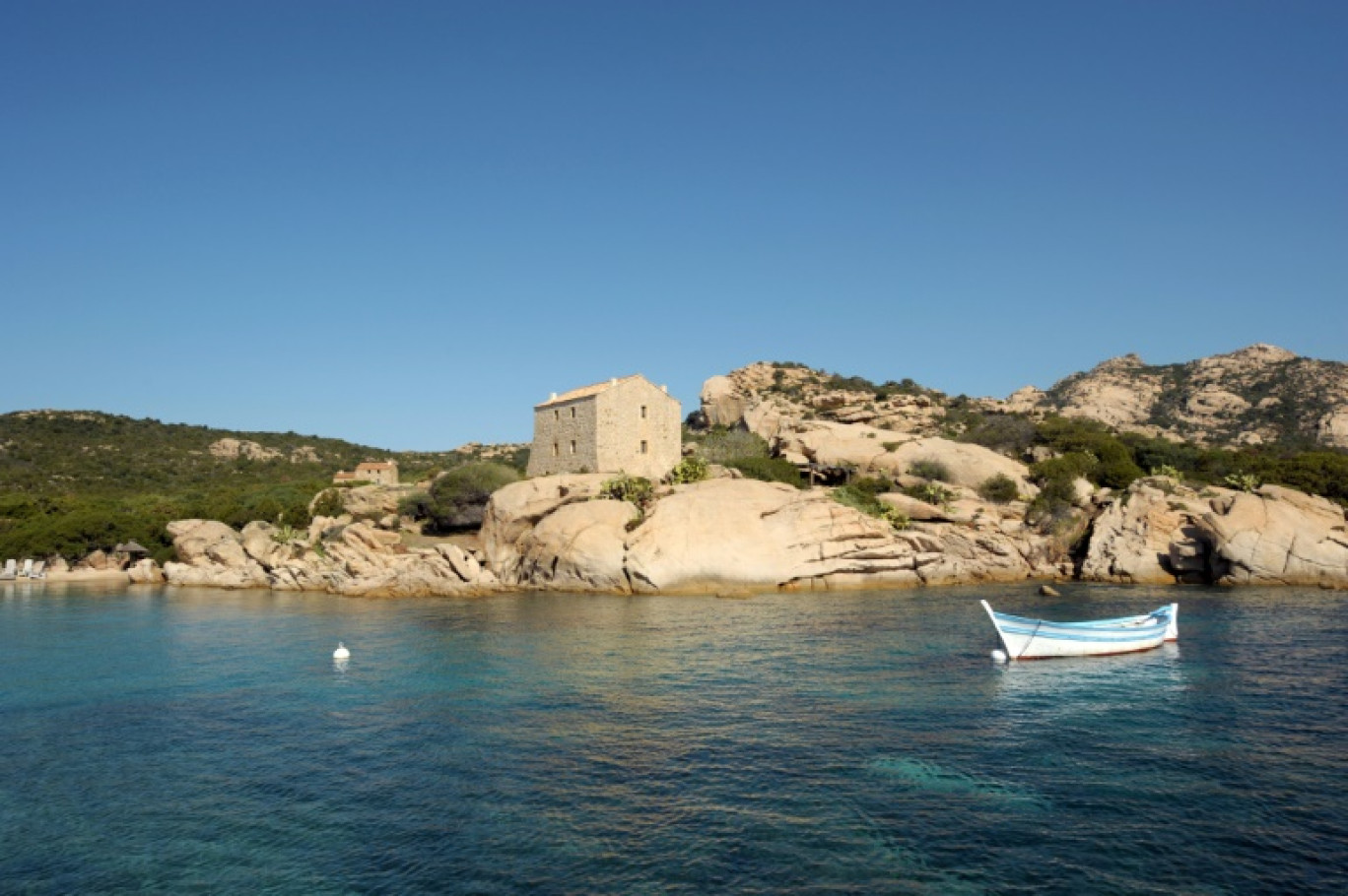 Niché dans le maquis surplombant le golfe de Roccapina, le très select Domaine de Murtoli est un lieu de villégiature parsemé de bergeries de luxe prisées des milliardaires et de personnalités. © STEPHAN AGOSTINI