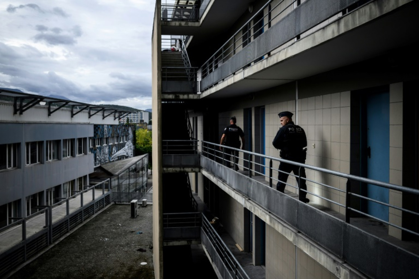 Les agents de la police municipale inspectent et vérifient que les habitants ont quitté l'immeuble « Le Carrare » à Echirolles le 26 septembre 2024 © JEFF PACHOUD