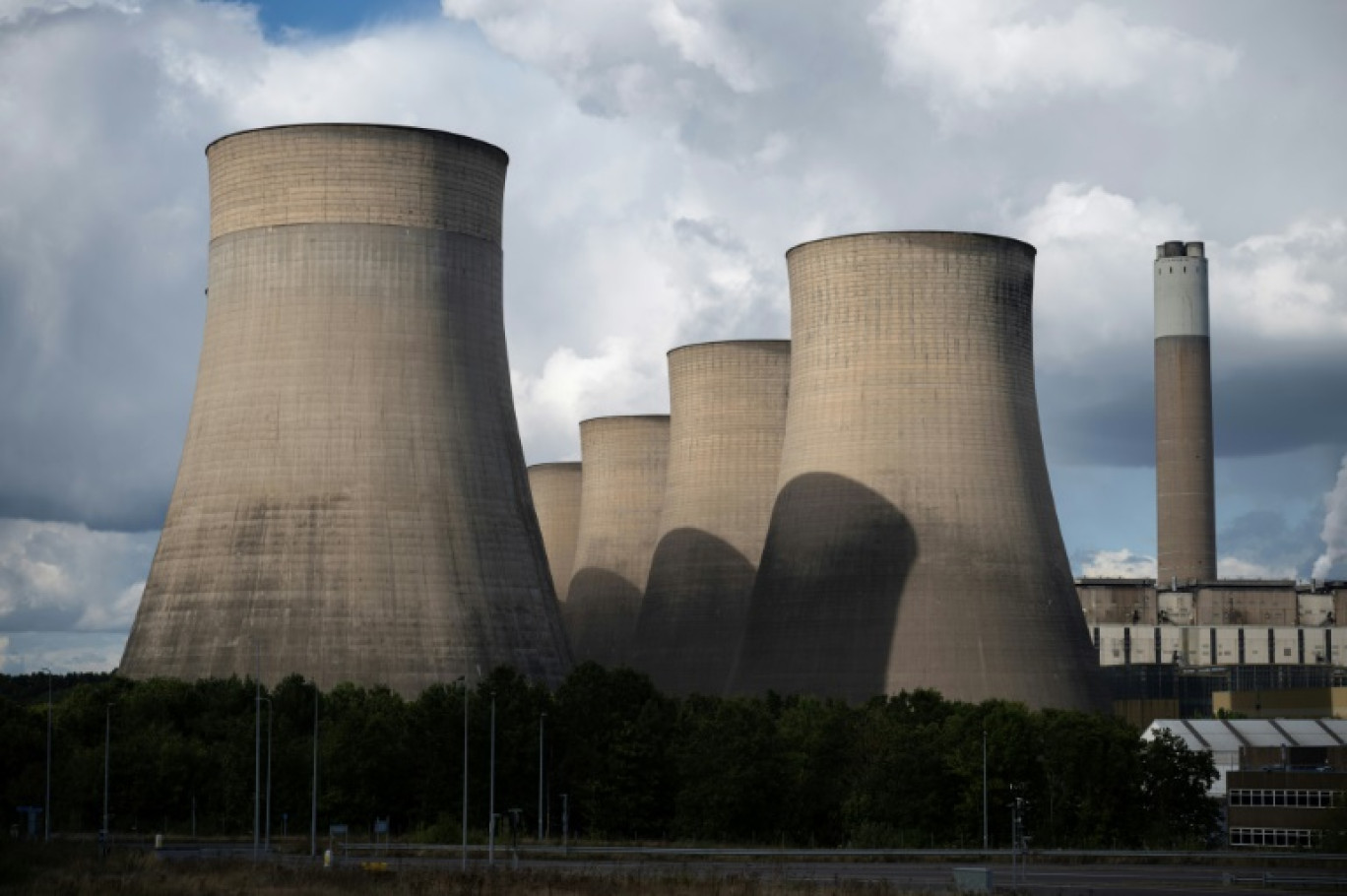 La centrale à charbon de Ratcliffe-on-Soar, dans le centre de l'Angleterre, qui doit fermer le 30 septembre, photographiée le 12 septembre 2024 © Oli SCARFF