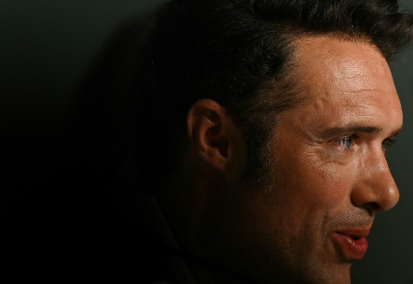 L'acteur et réalisateur Nicolas Bedos (g) arrive au tribunal de Paris, accompagné de sa compagne Pauline Desmonts, le 26 septembre 2026 © Thomas SAMSON