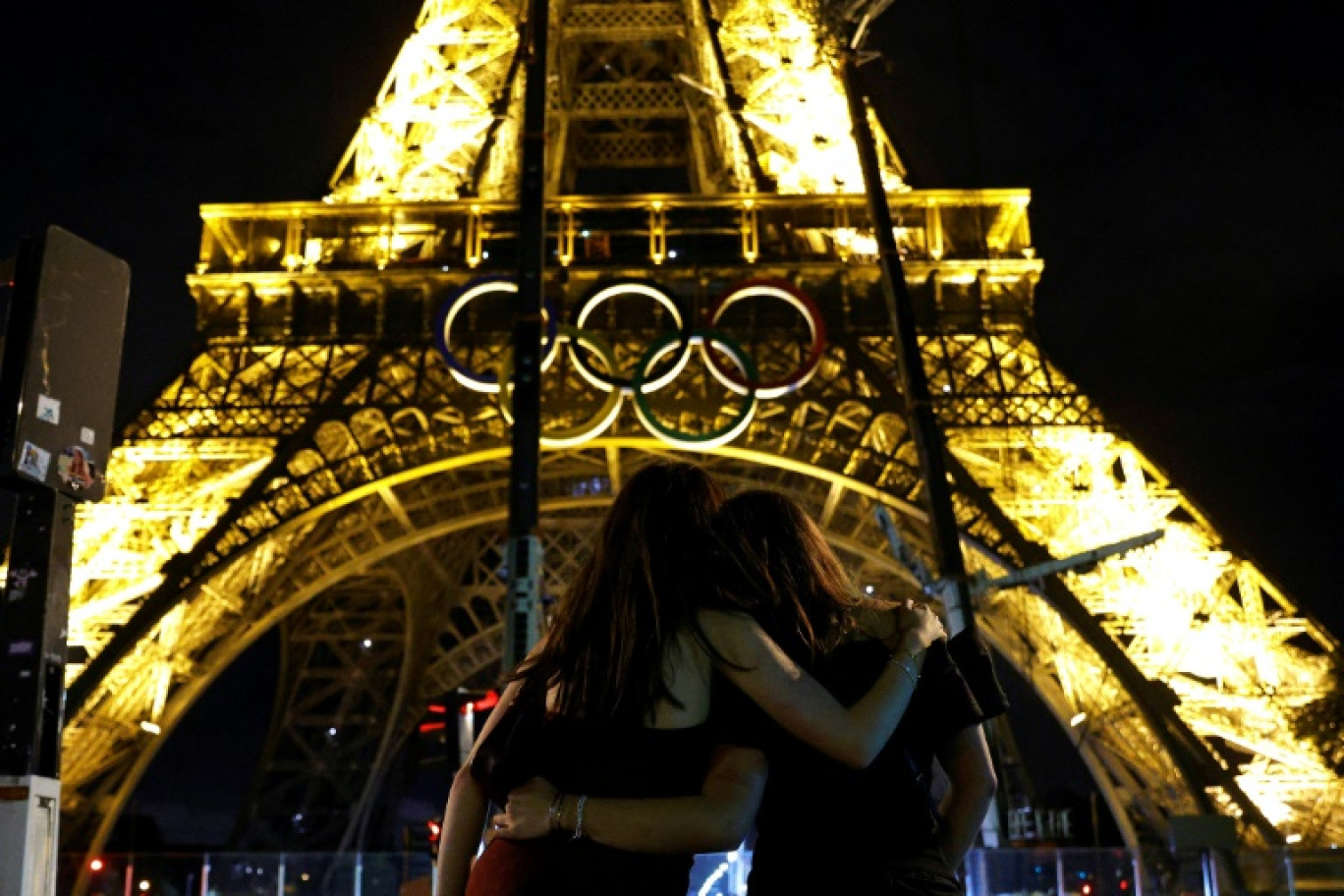 Retrait des anneaux olympiques de la Tour Eiffel à Paris, le 27 septembre 2024 © GEOFFROY VAN DER HASSELT