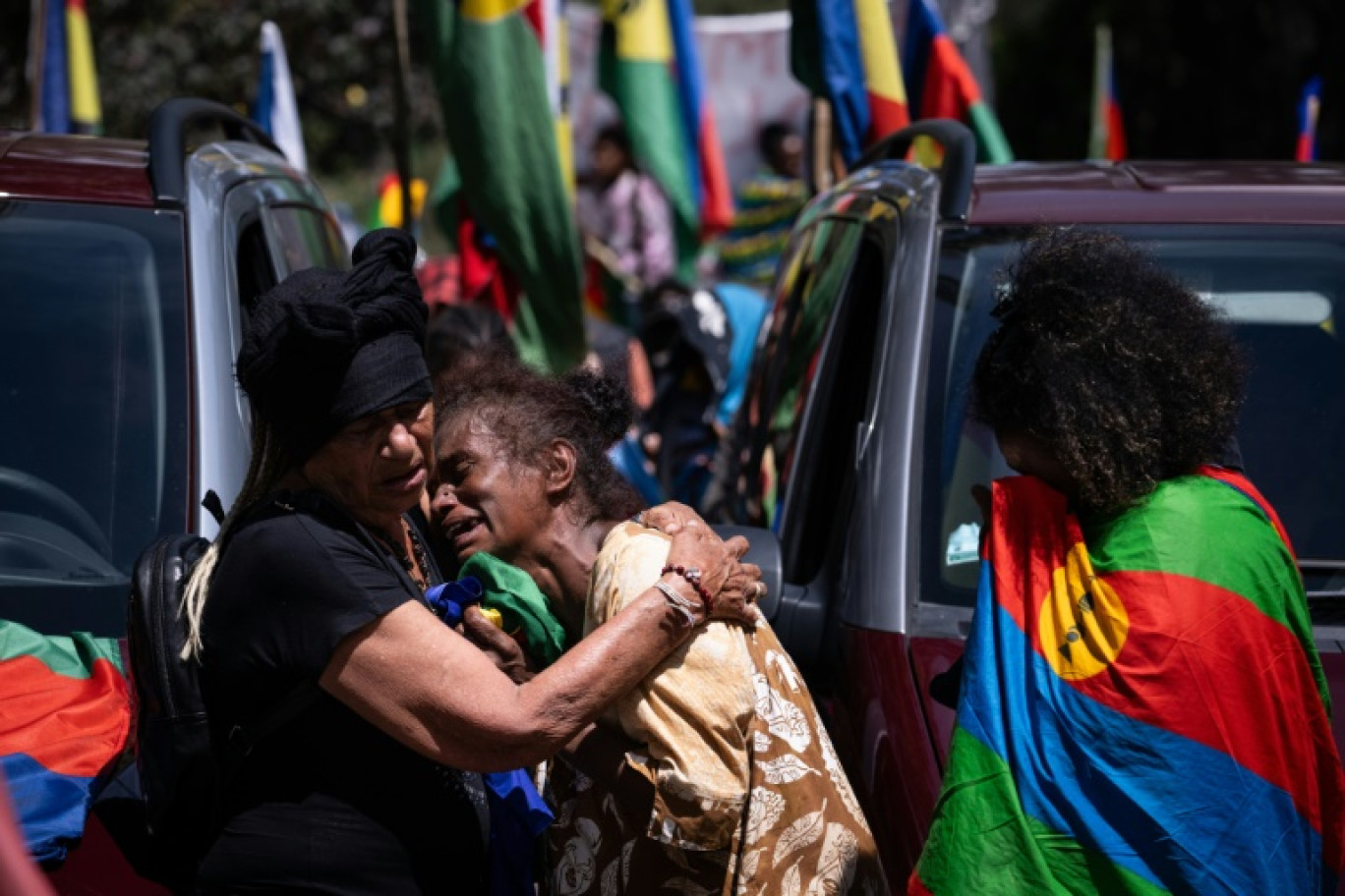 Des proches de Samuel Moekia et Johan Kaidine au passage du cortège funèbre à Saint-Louis, au nord de Nouméa, en Nouvelle-Calédonie, le 28 septembre 2024 © SEBASTIEN BOZON