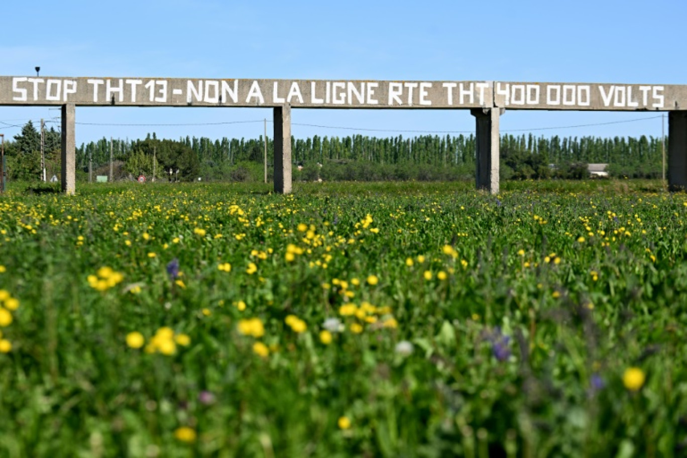 Des slogans contre la ligne à très haute tension, près de Saint Martin de Crau, le 11 avril 2024 © Nicolas TUCAT