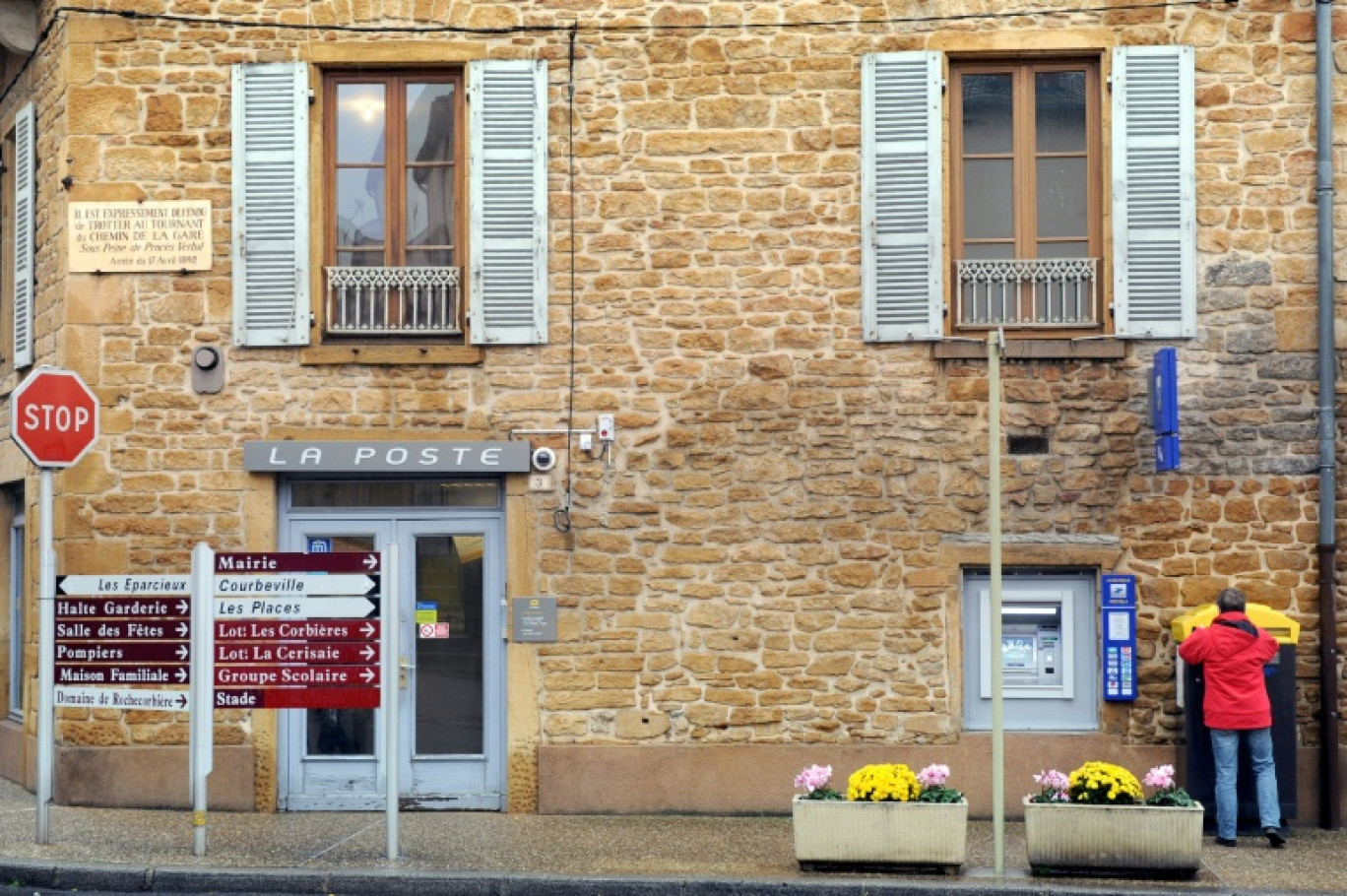 L'annonce d'une coupe claire de Bercy dans le budget qui permet à La Poste de financer sa présence sur l'ensemble du territoire a provoqué l'indignation des maires ruraux, réunis en congrès en Côte-d'Or © PHILIPPE MERLE