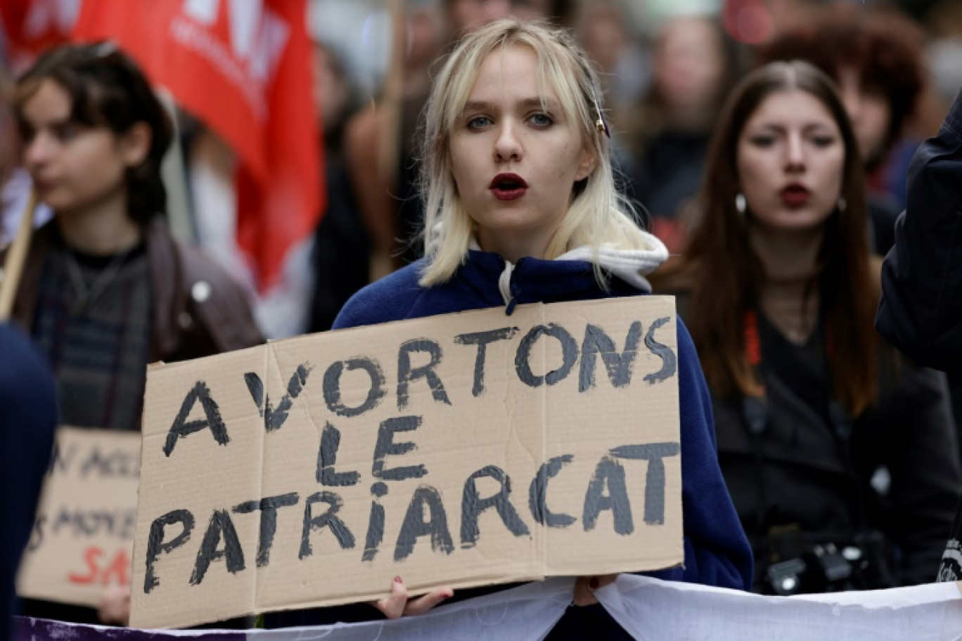 Une manifestante lors d'un rassemblement à Paris pour défendre le droit à l'avortement, le 28 septembre 2024 © Ian LANGSDON