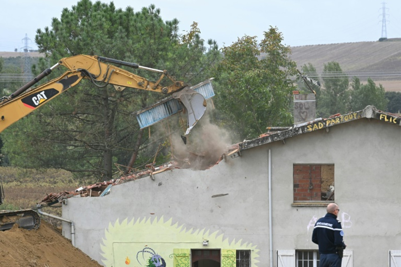 La destruction de la dernière maison de la ZAD sur le tracé de l'A69, le 27 septembre 2024, à Verfeil, en Haute-Garonne © Matthieu RONDEL