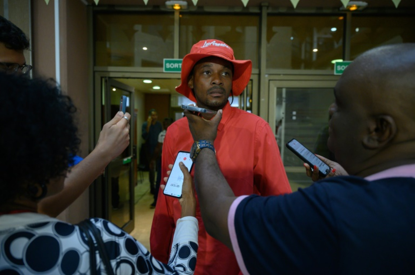 Visage de la contestation contre la vie chère en Martinique, Rodrigue Petitot (C), qui préside le collectif citoyen RPPRAC, devant la Collectivité territoriale de Martinique avant une réunion le 26 septembre 2024 à Schoelcher © Ed JONES