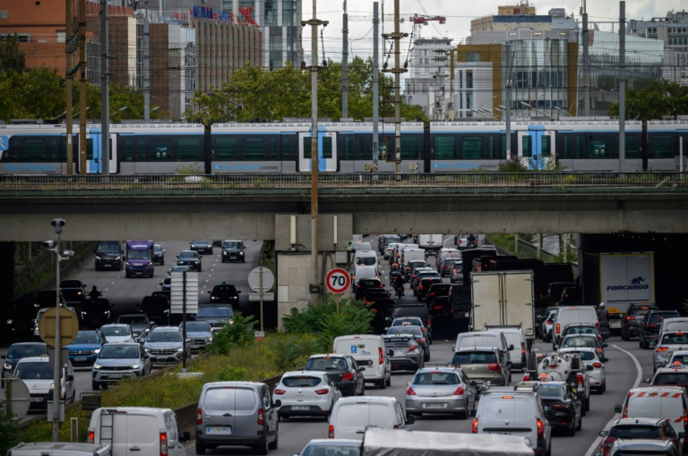 Embouteillages sur le périphérique parisien, où la vitesse de circulation est actuellement limitée à 70 km/h, le 12 septembre 2024 © Ed JONES