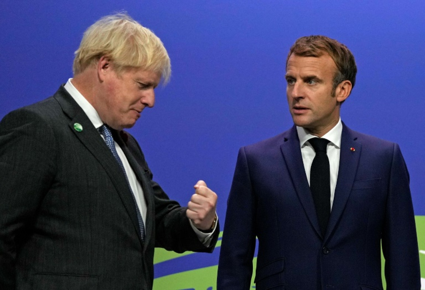 L'ancien Premier ministre britannique Boris Johnson et Emmanuel Macron à la Conférence des Nations unies sur le changement climatique COP26 à Glasgow, en Écosse, le 1er novembre 2021 © Alastair Grant