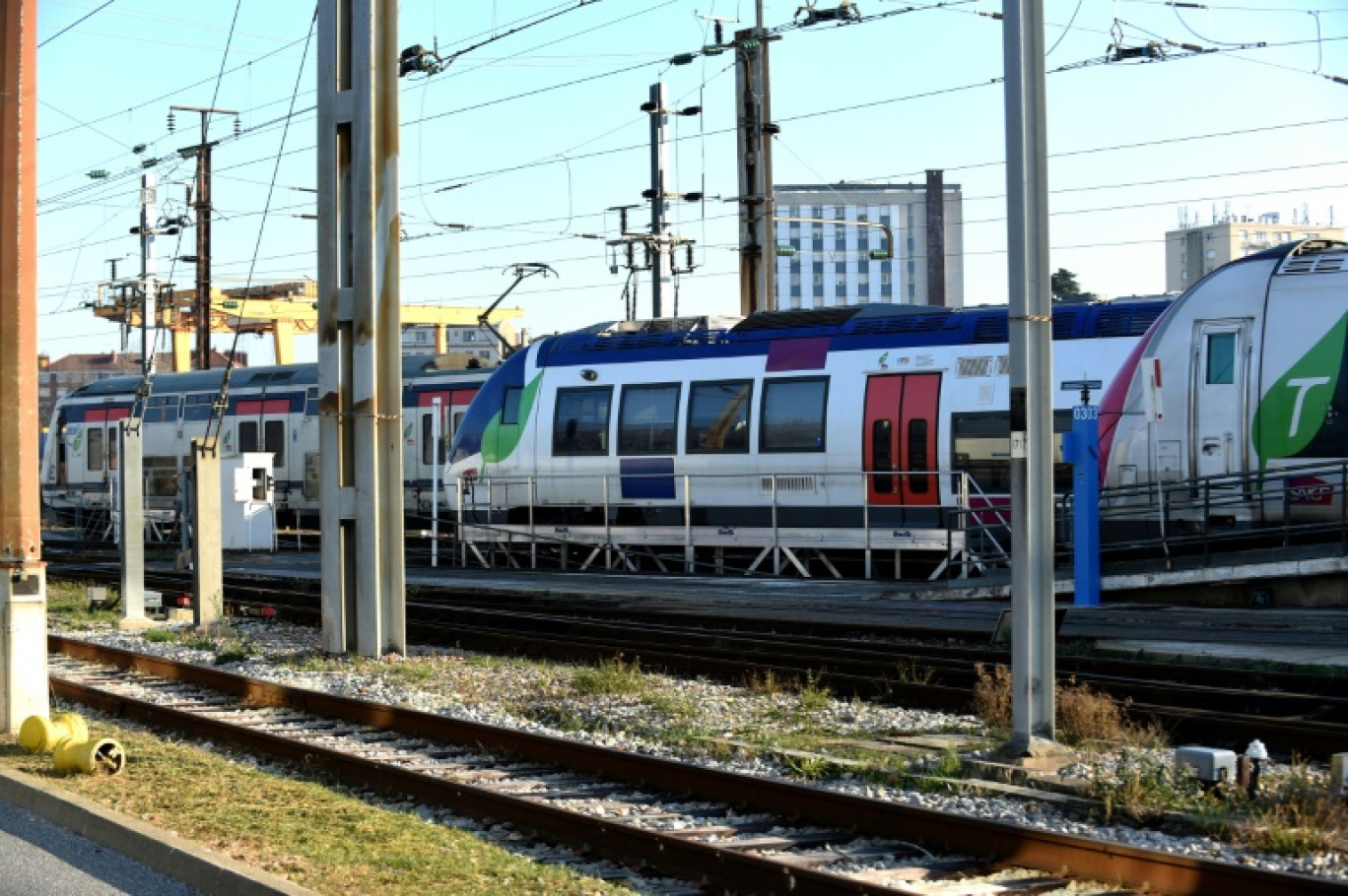 Le trafic des trains TGV sera "normal" mardi pour la journée de mobilisation en faveur des salaires et des retraites, tandis que la circulation de certains TER, Transilien et Intercités pourrait être "légèrement" perturbée © ERIC PIERMONT