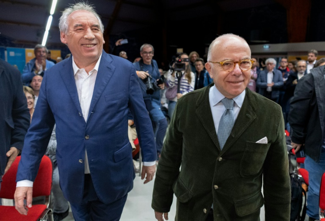 Leprésident du MoDem François Bayrou et l'ancien Premier ministre Bernard Cazeneuve à l'université d'été du parti le 29 septembre 2024 à Guidel, dans le Morbihan © FRED TANNEAU