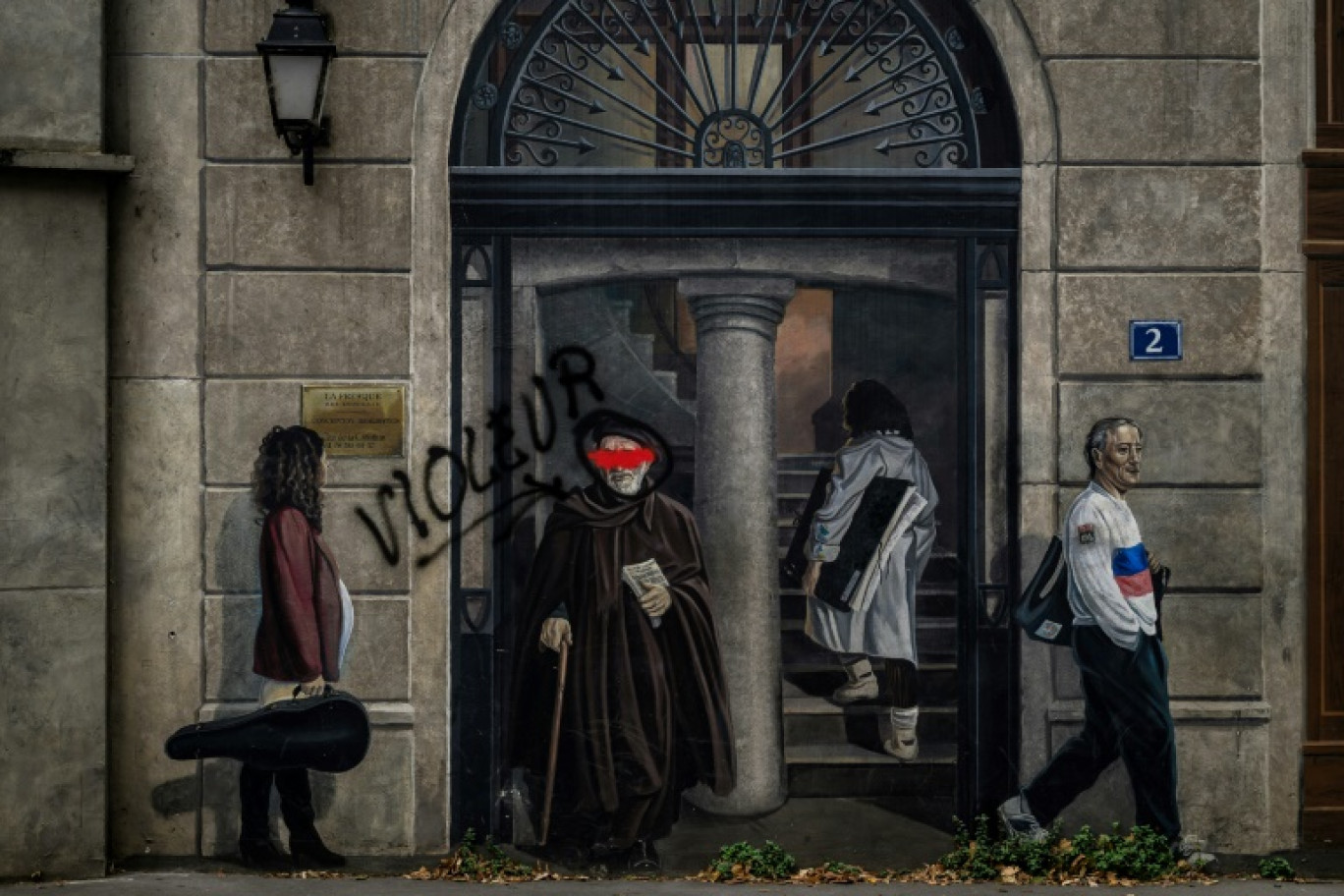 Le portrait de l'abbé Pierre peint sur la Fresque des Lyonnais a été dégradé à Lyon, le 30 septembre 2024 © JEFF PACHOUD