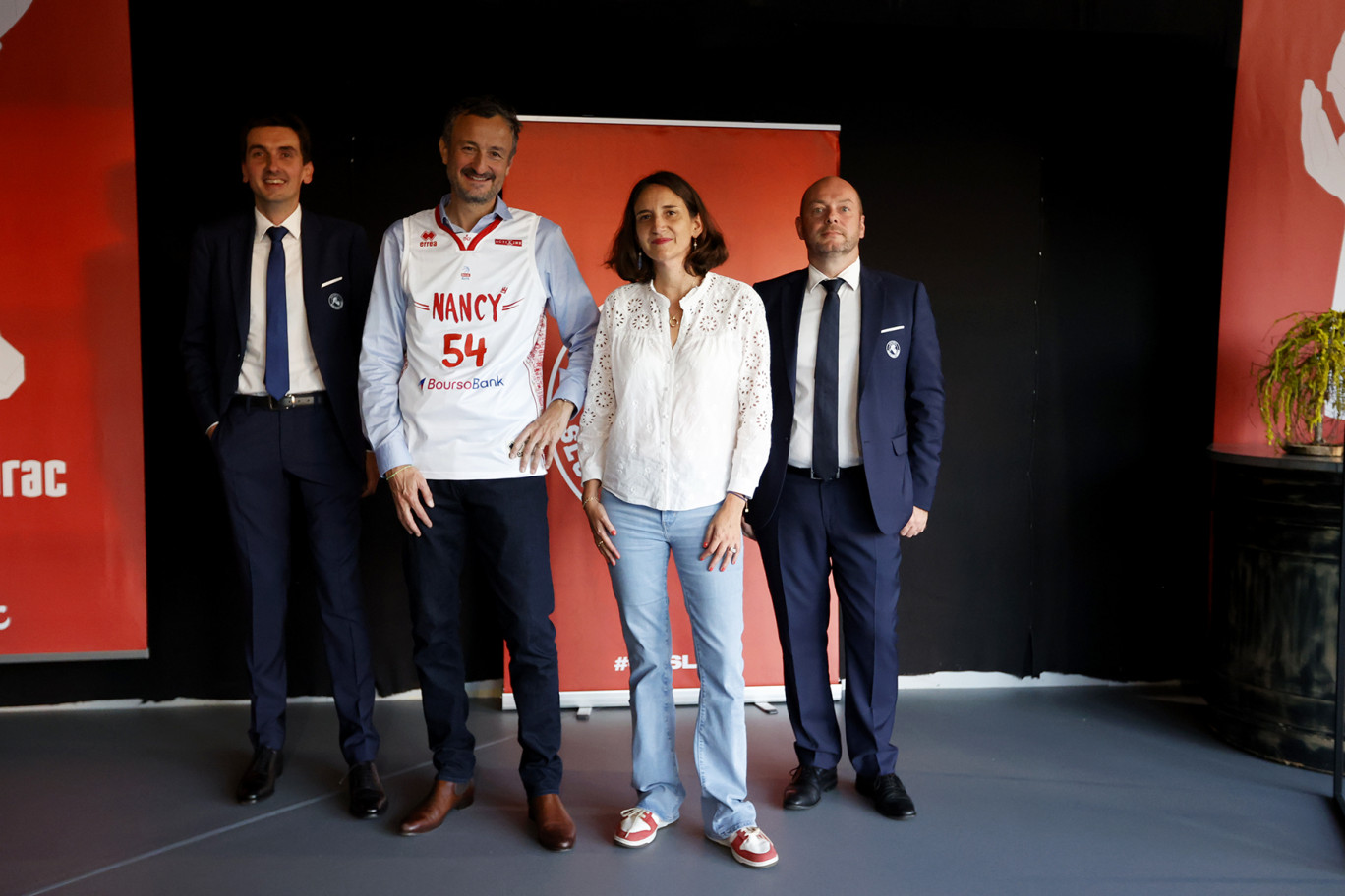 © com1sport : Boursobank, dirigée par Benoît Grisoni (avec le maillot) vient de signer un partenariat avec le Sluc Nancy Basket. L’occasion de rappeler la genèse nancéienne de ce groupe.