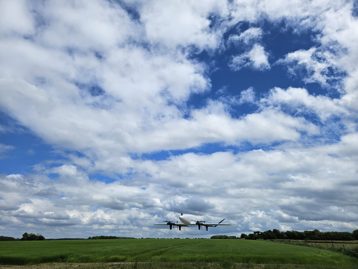 Le drone AirGHT vole à 100 km/h et à 100 mètres du sol.