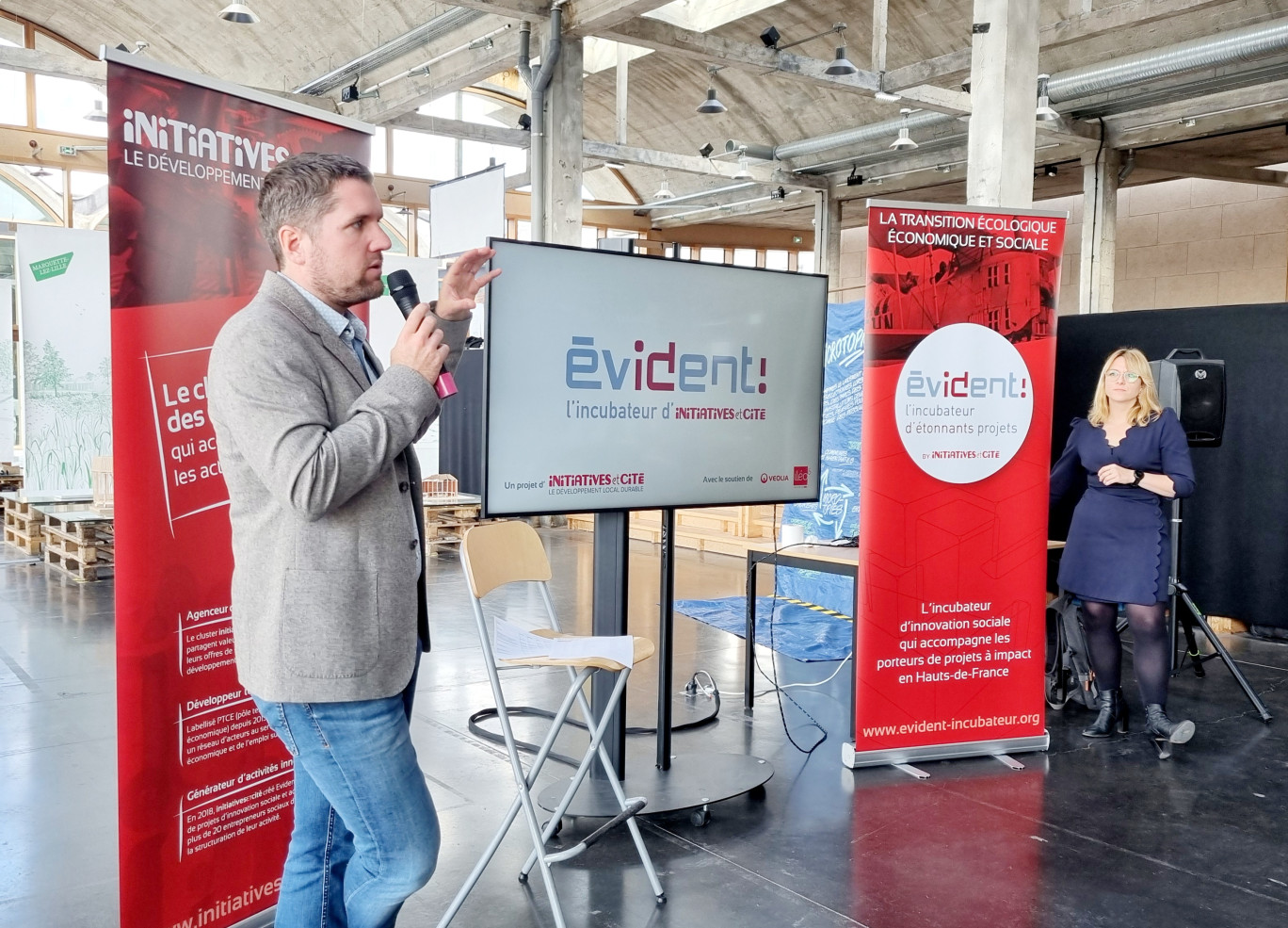 Michel Bouchaert, président d'Initiatives et Cité, et Agathe Mouchel, Coordinatrice d'Initiatives et Cité, présentent la 7e promotion de l'incubateur Évident !, à Lille.