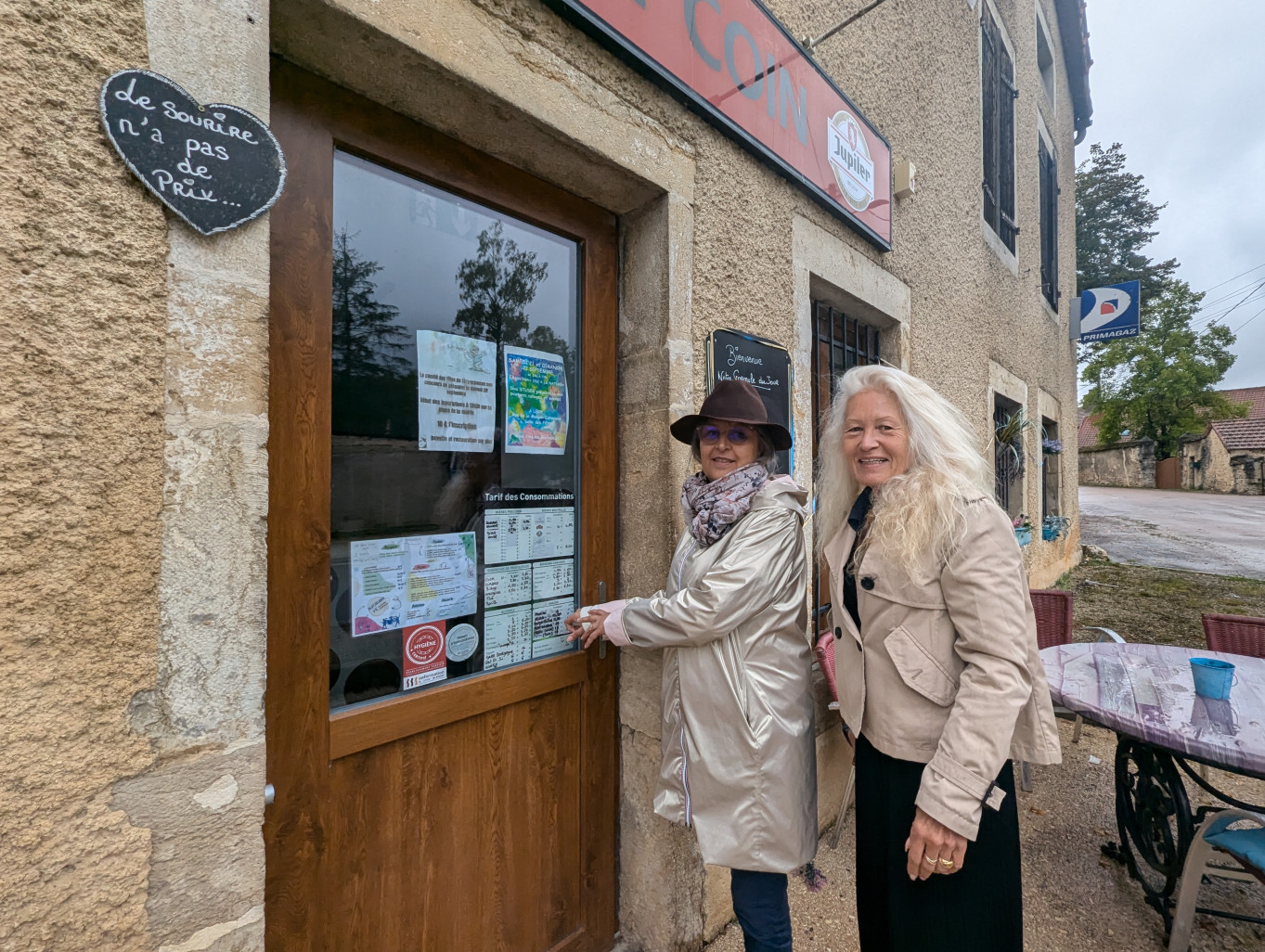 Catherine Burille et Nathalie Guigon se réjouissent que le bar-restaurant Au bon coin ait repris ses activités au cœur du village. (Aletheia Press /Nadège Hubert)