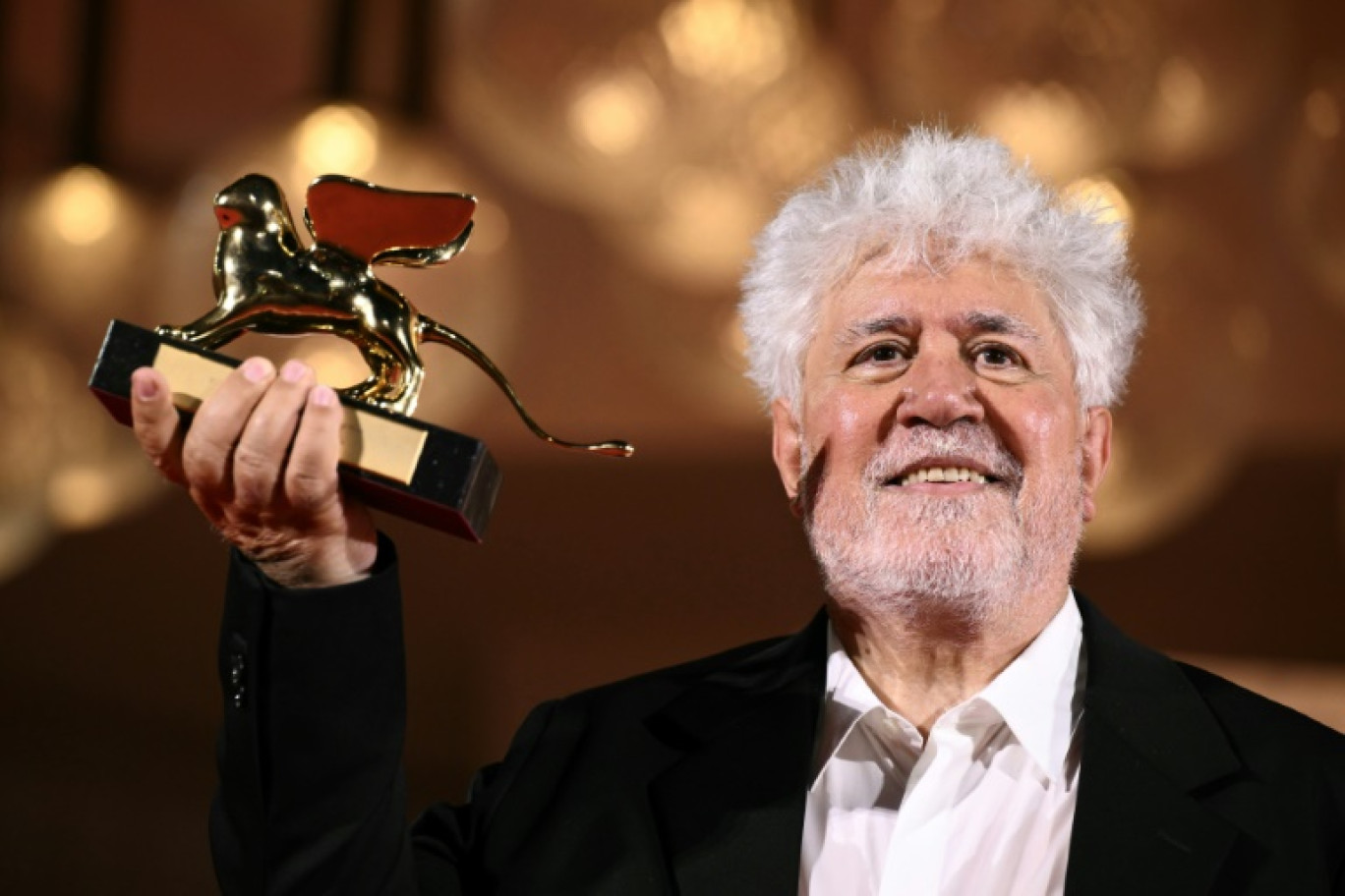 Le réalisateur espagnol Pedro Almodovar, couronné par le Lion d'or pour son film "La chambre d'à côté", le 7 septembre 2024 à Venise

poses with the Golden Lion for Best Film he reveived for 'The Room Next Door' during a photocall following the award ceremony of the 81st Venice Film Festival on September 7, 2024 at Venice Lido. © Marco BERTORELLO