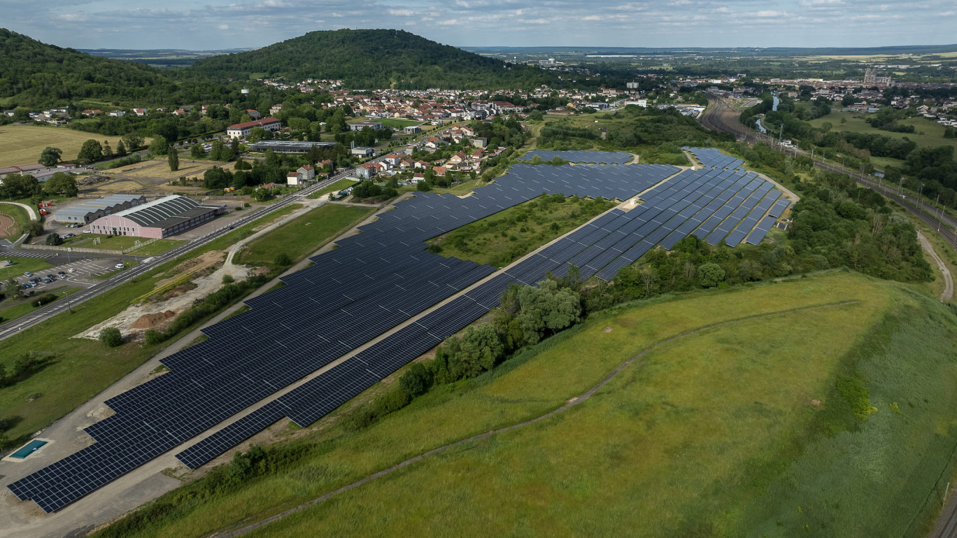 Le parc solaire de l’Espace du Génie à Écrouves est le premier parc solaire public et citoyen de la région. © : SIPENR.