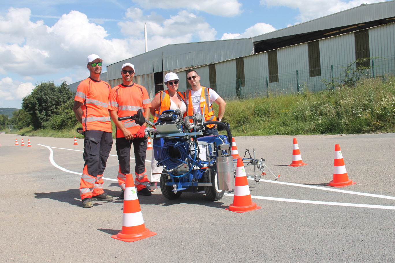 Pilotée par Anne Sophie Charles et Sébastien Pot (à droite), Sign’A2S, spécialisée dans le marquage  au sol 100 % vert, inaugure ses locaux ce 20 septembre du côté de la rue Henry Bessemer à Messein. 