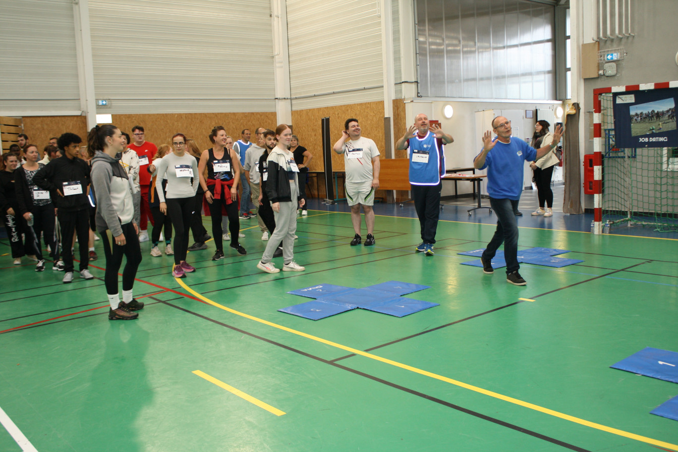 Candidats et recruteurs associés en équipe et engagés dans une pratique sportive où le sentiment de solidarité prédomine. © A.M.